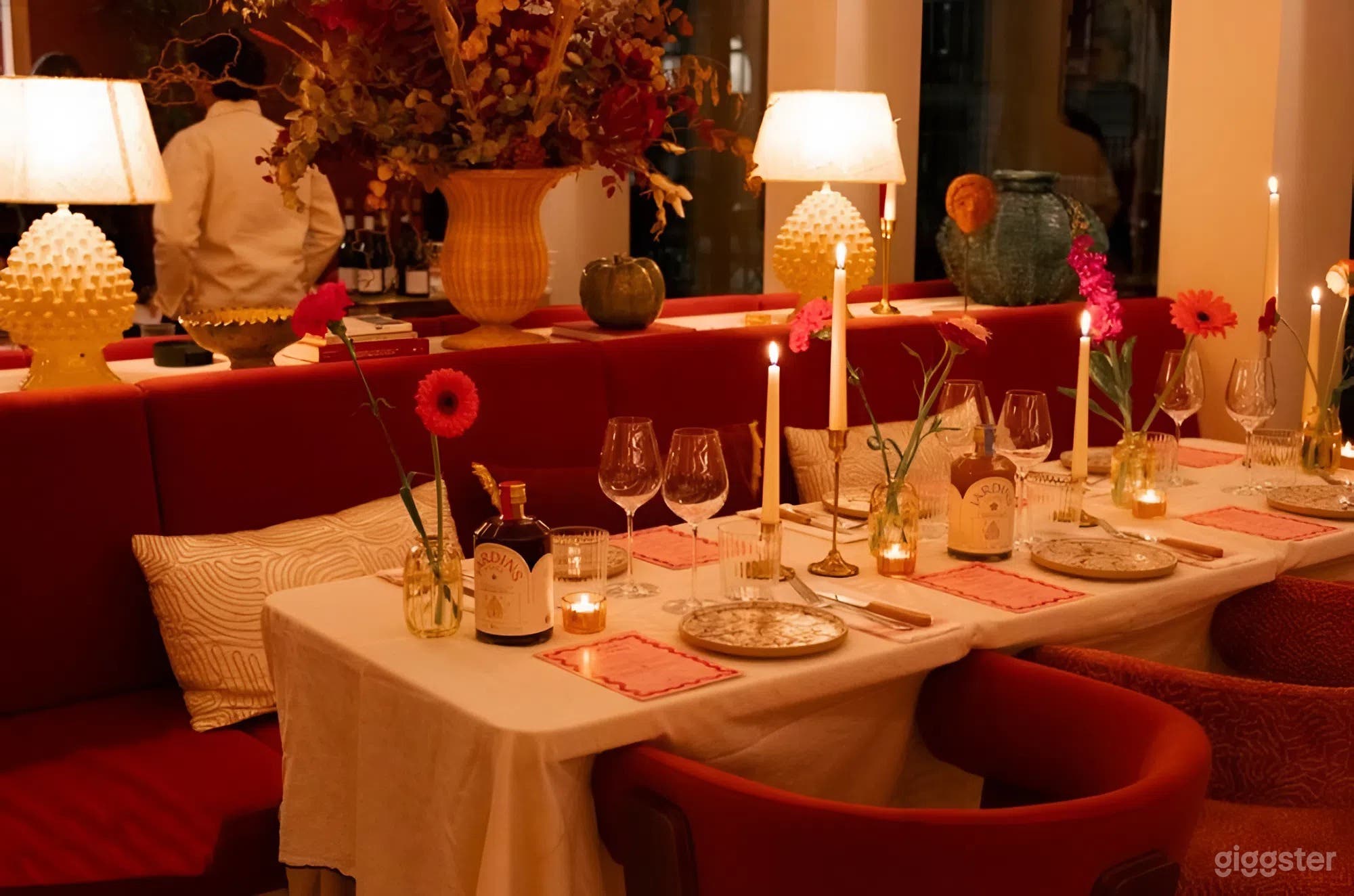 Photo de Restaurant parisien élégant avec terrasse & salles à manger 3
