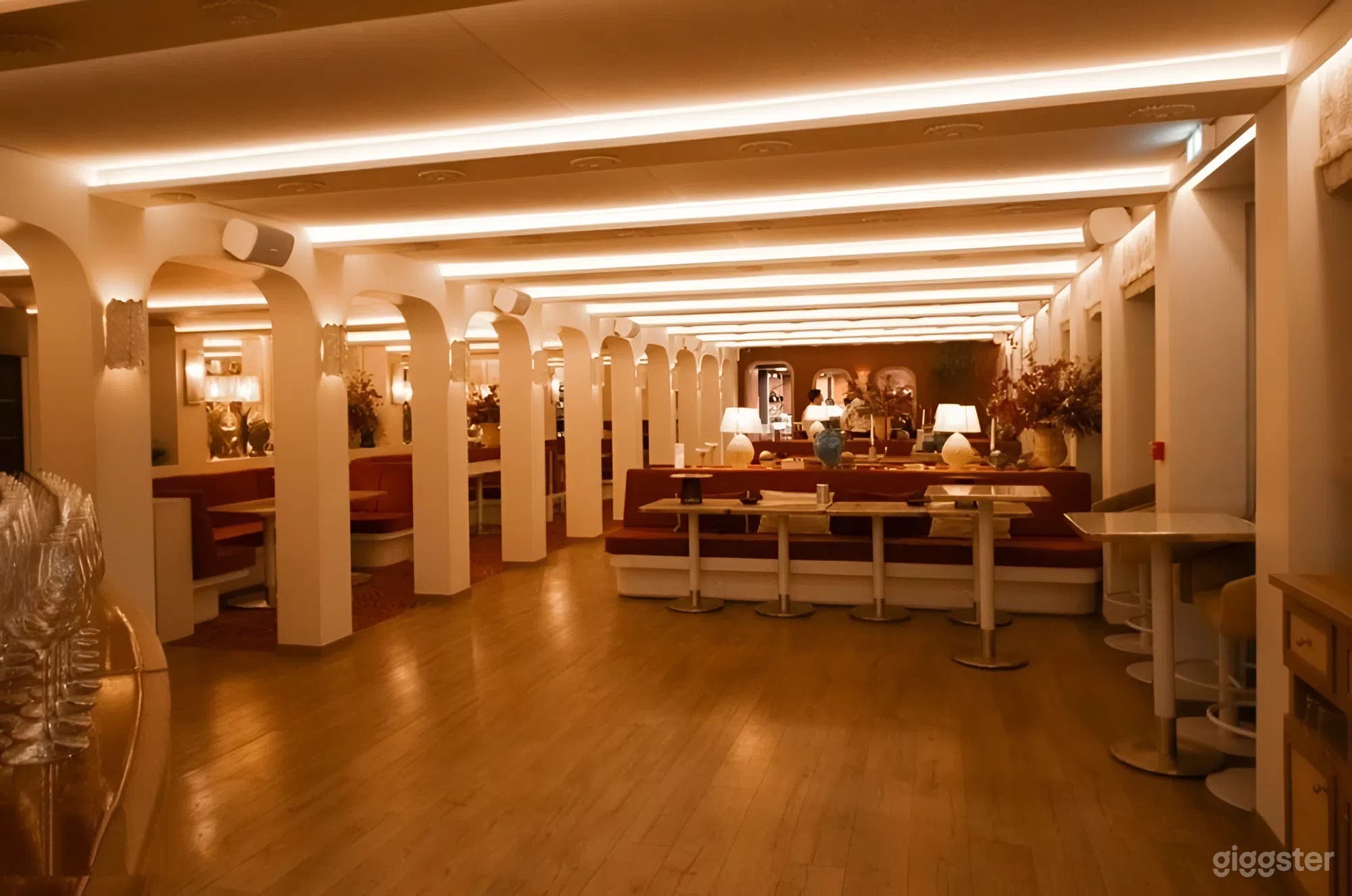 Photo de Restaurant parisien élégant avec terrasse & salles à manger 1