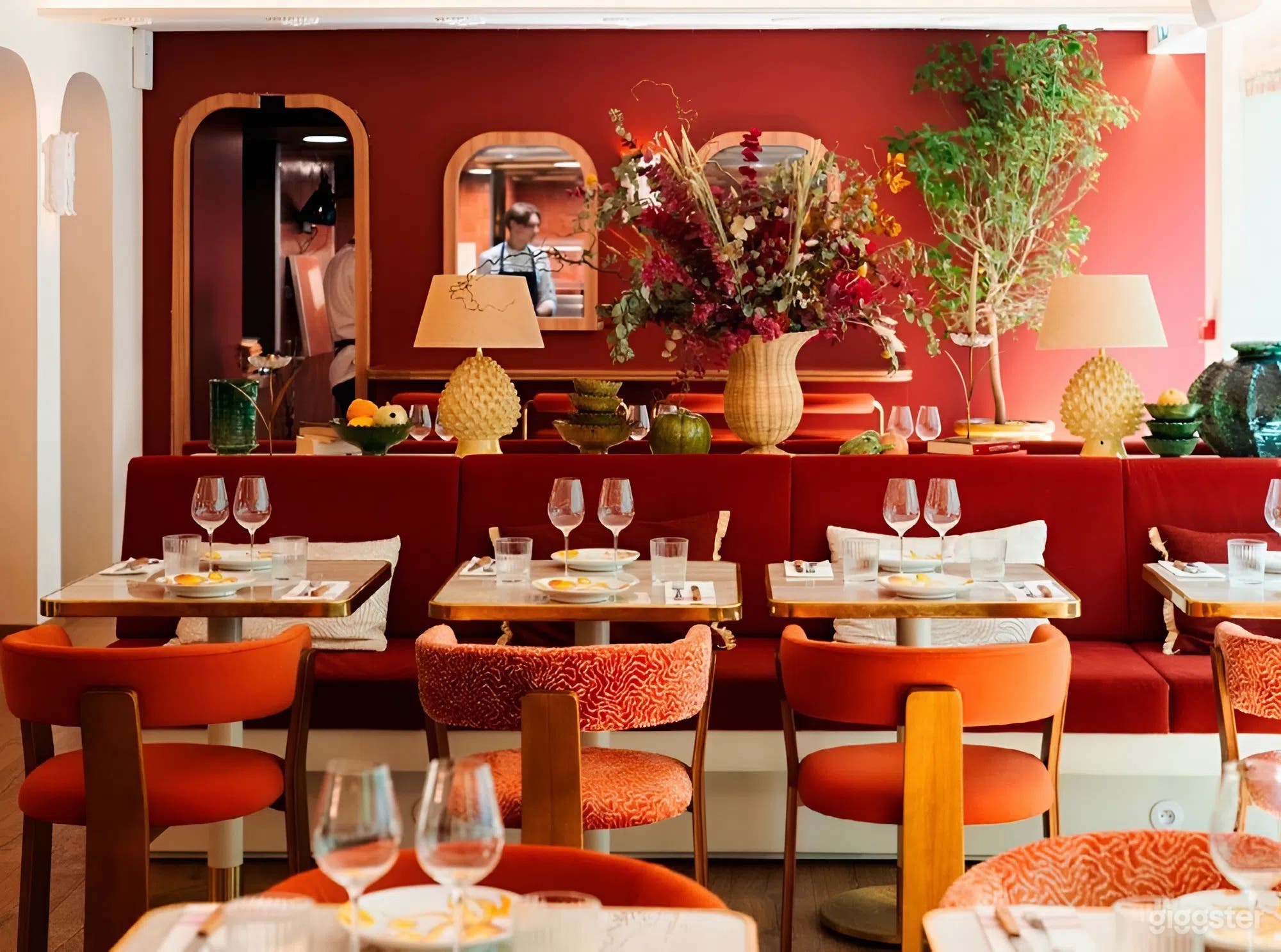 Photo de Restaurant parisien élégant avec terrasse & salles à manger 2