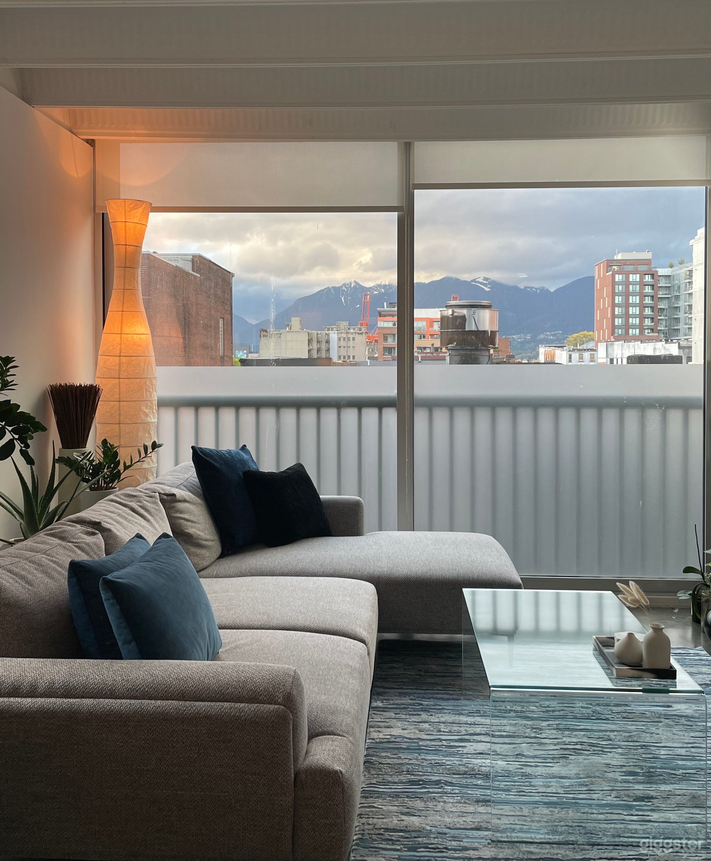 Bright Open Concept Modern High Ceiling Condo   Photo 1