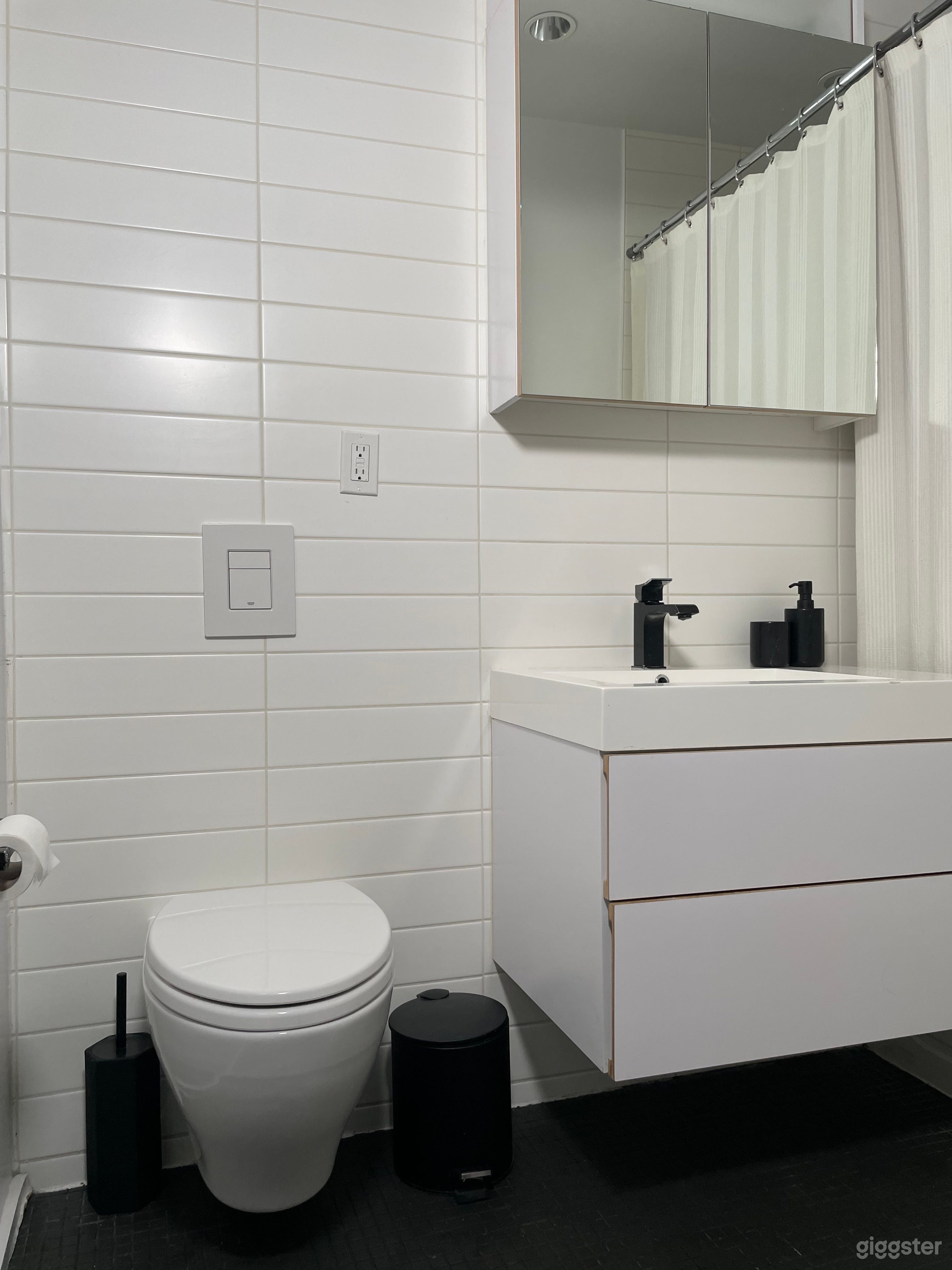 Bright Open Concept Modern High Ceiling Condo   Photo 3