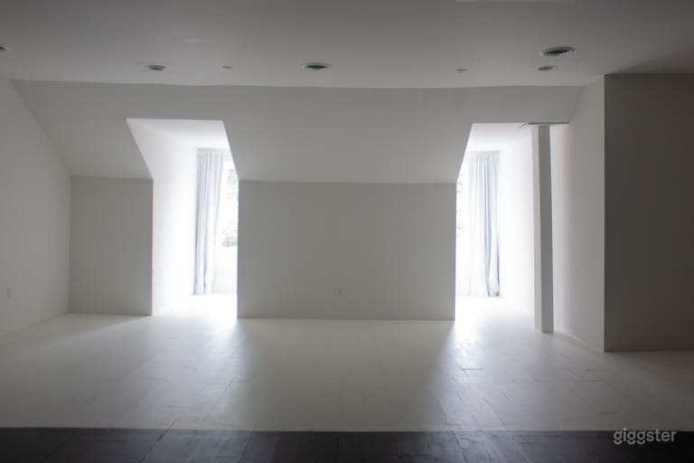  Black + White Photo Studio 