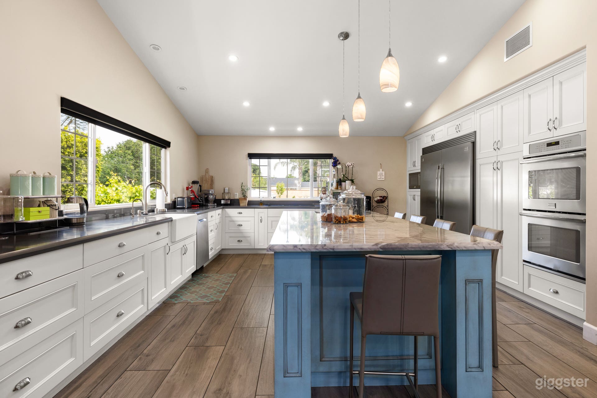 Big house on a huge lot Photo 4