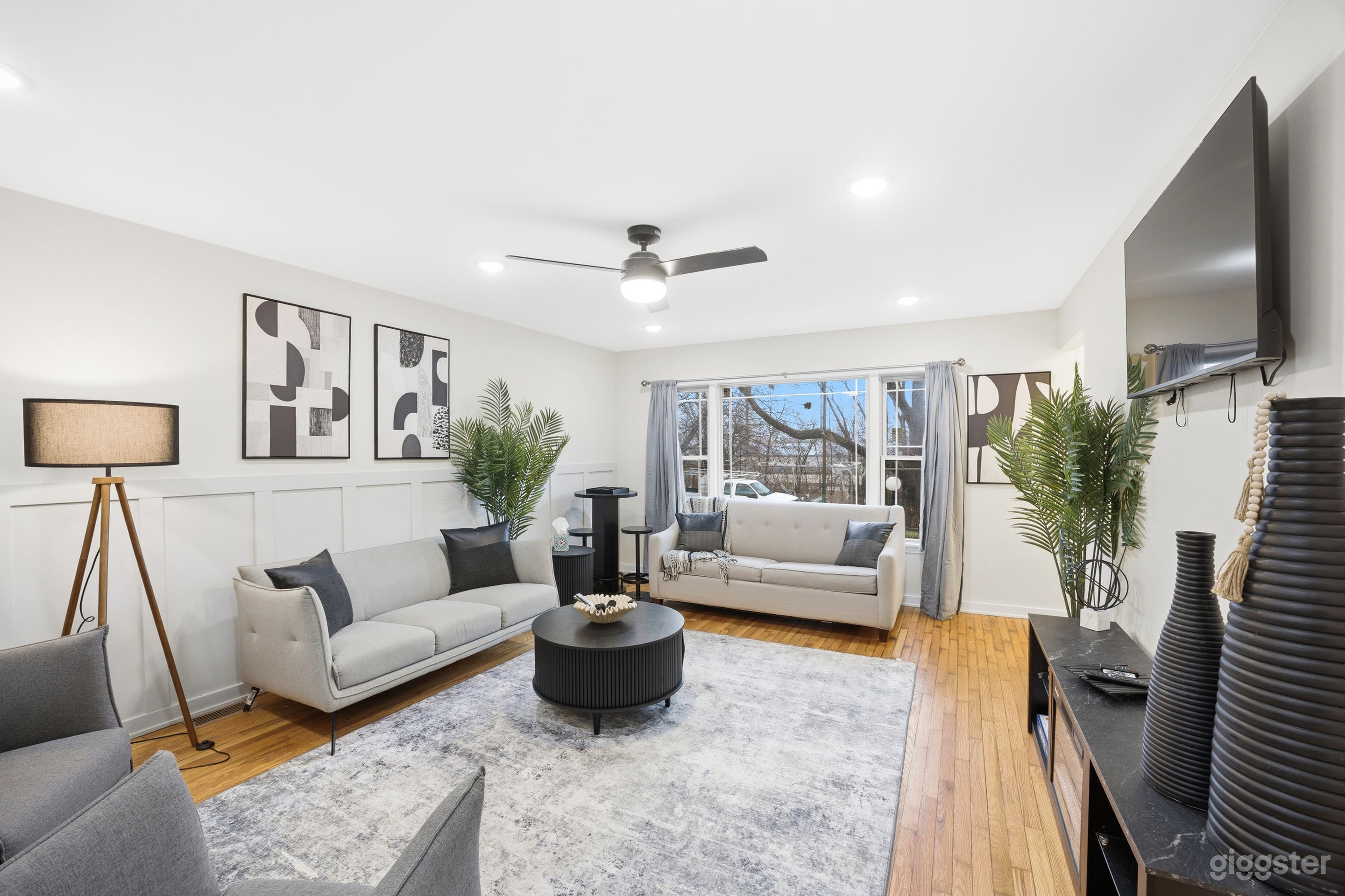 Modern Chic Meets Secluded Serenity:The Ultimate Chi Retreat Photo 1