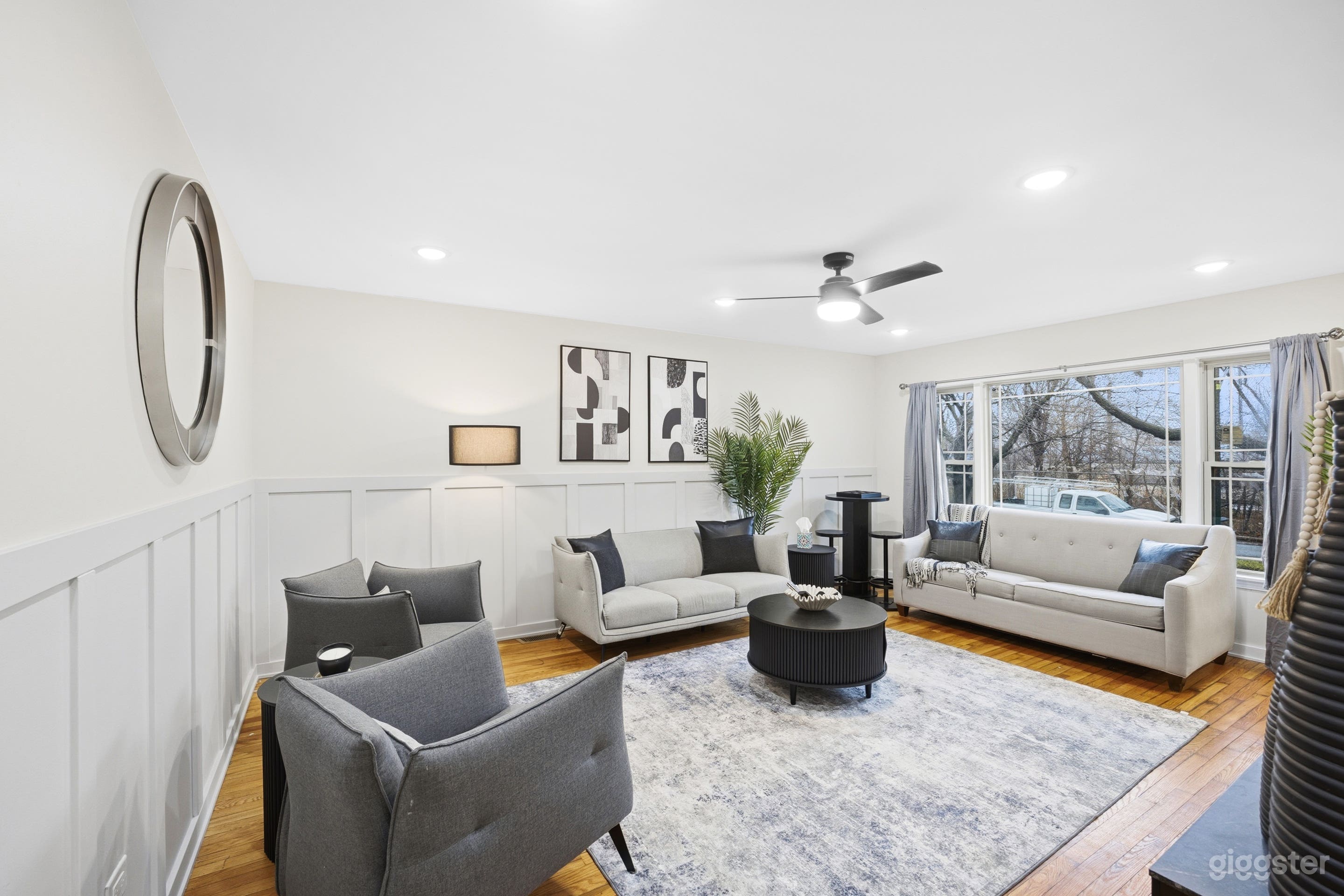 Modern Chic Meets Secluded Serenity:The Ultimate Chi Retreat Photo 2