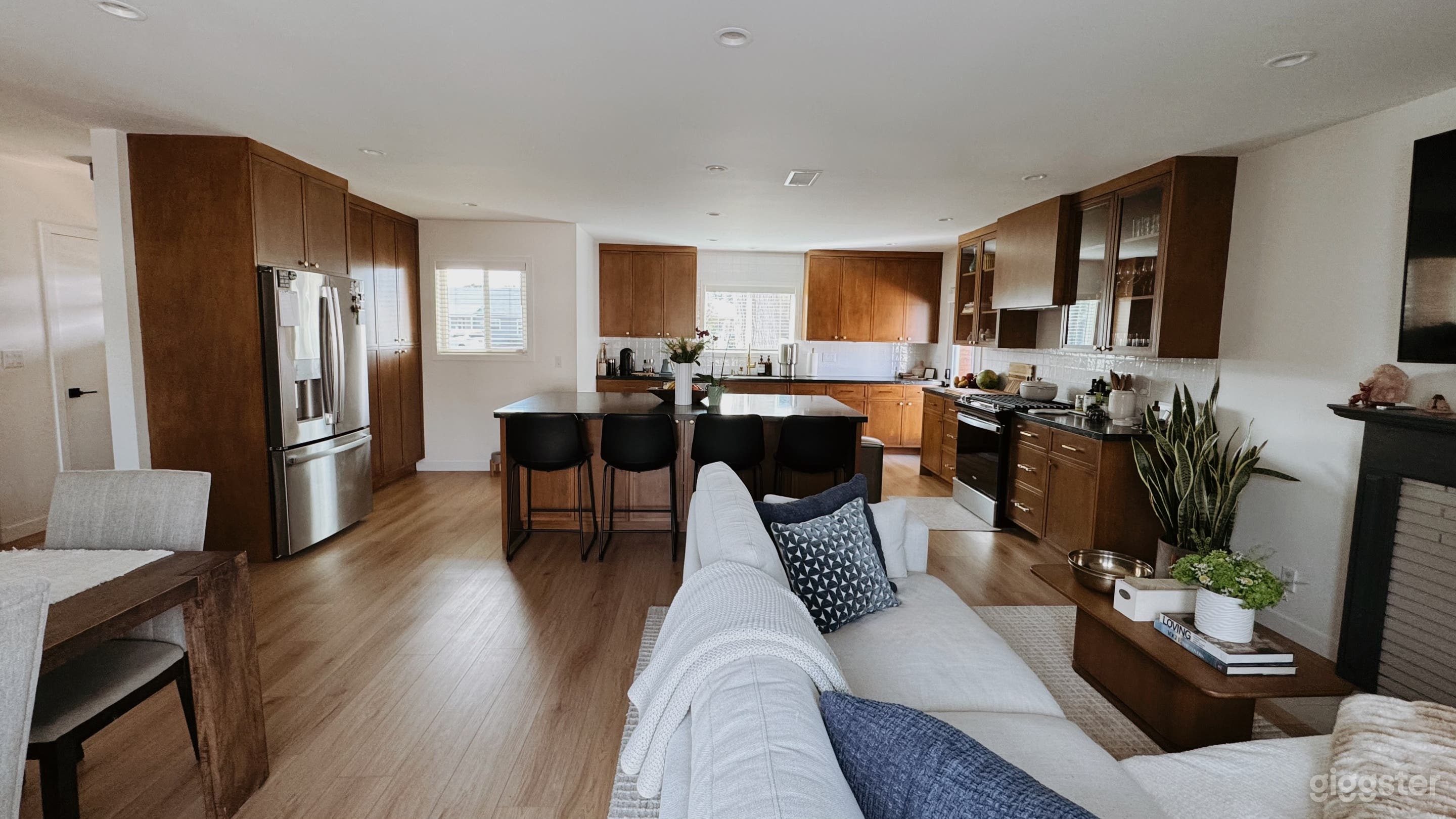 Production Ready Mid-Century Ranch Home - Lake Balboa Photo 2