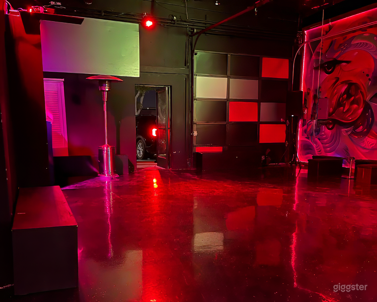  Neon-Kunst-Eventraum mit DJ-Pult & industriellem Flair 