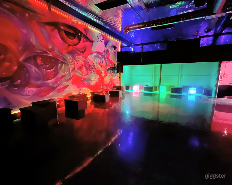 Neon-Kunst-Eventraum mit DJ-Pult & industriellem Flair 