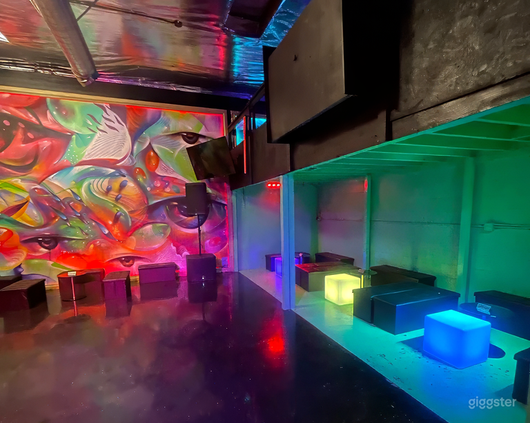  Neon-Kunst-Eventraum mit DJ-Pult & industriellem Flair 