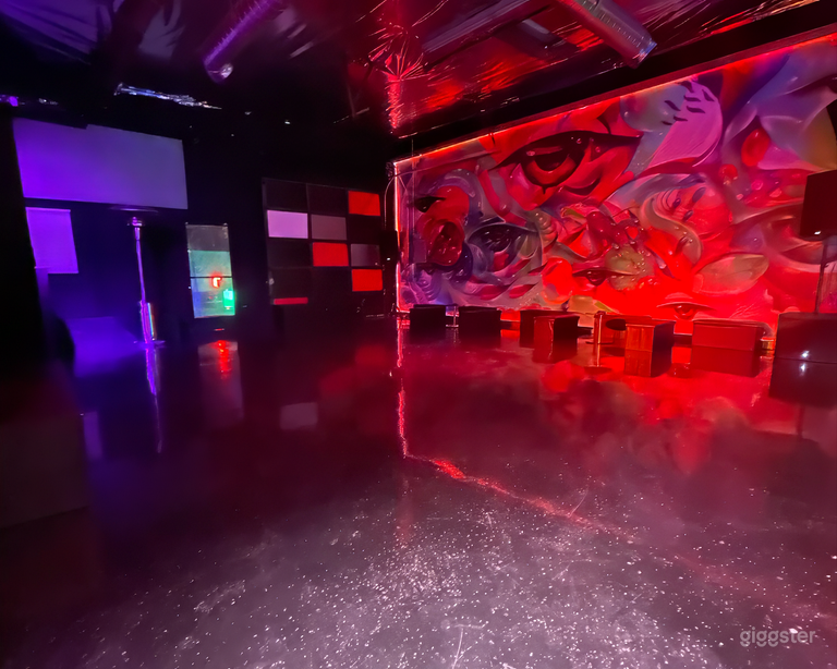  Neon-Kunst-Eventraum mit DJ-Pult & industriellem Flair 