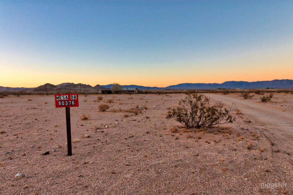 Spectacular 5 Acre Desert Hideaway w/Amazing Views Photo 2