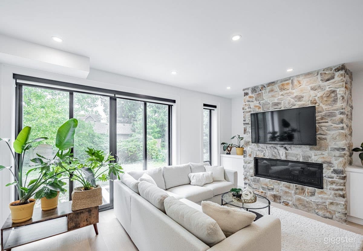  Modern Luxe Home Perfect for Film &amp; TV Shoots Photo 4