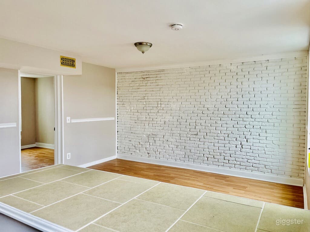 Charming Bright Apartment Photo 3