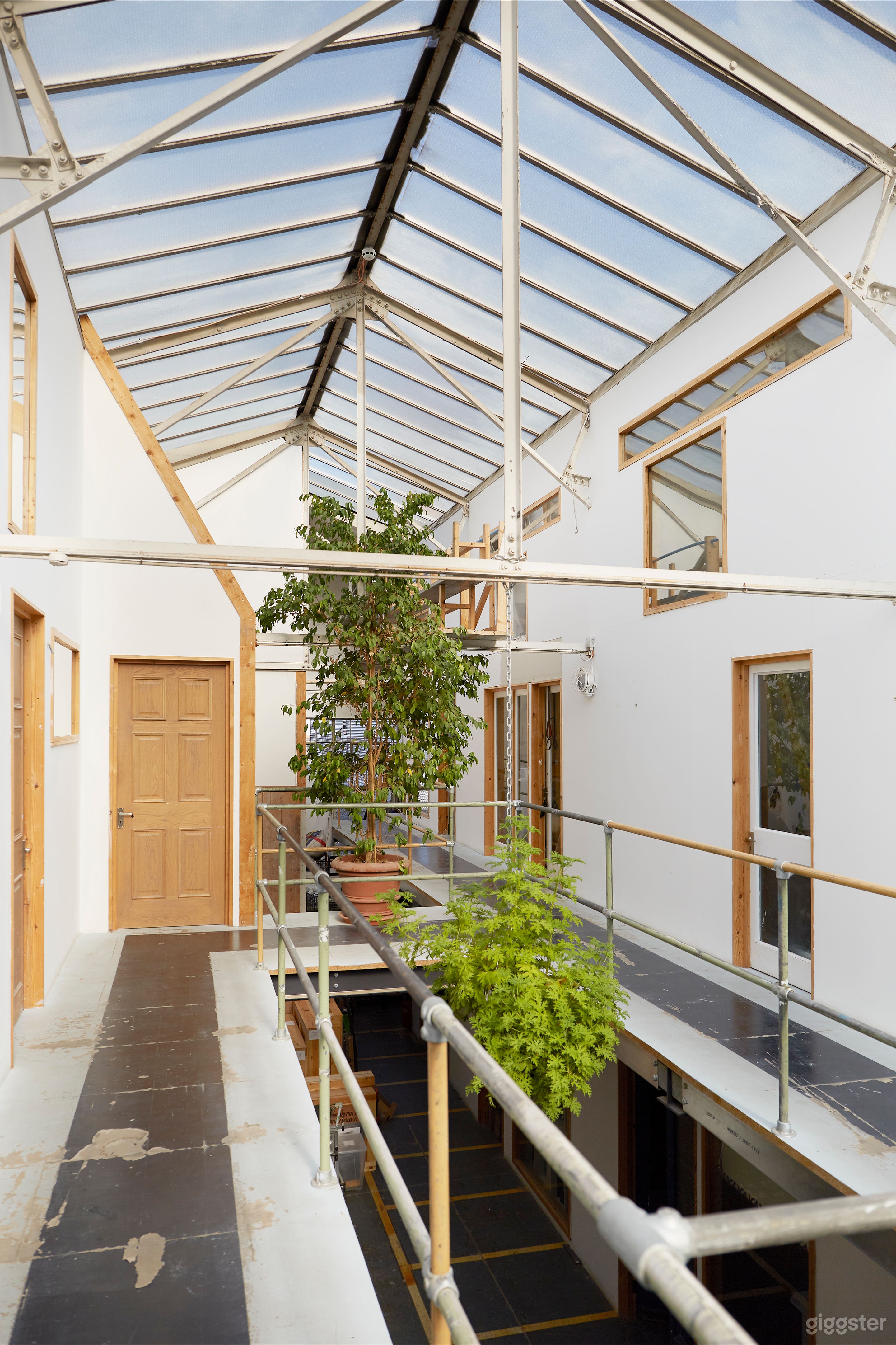 Spacious and Stylish Mezzanine in London Photo 1