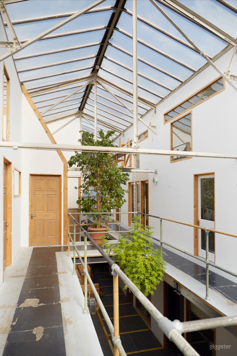  Spacious and Stylish Mezzanine in London 