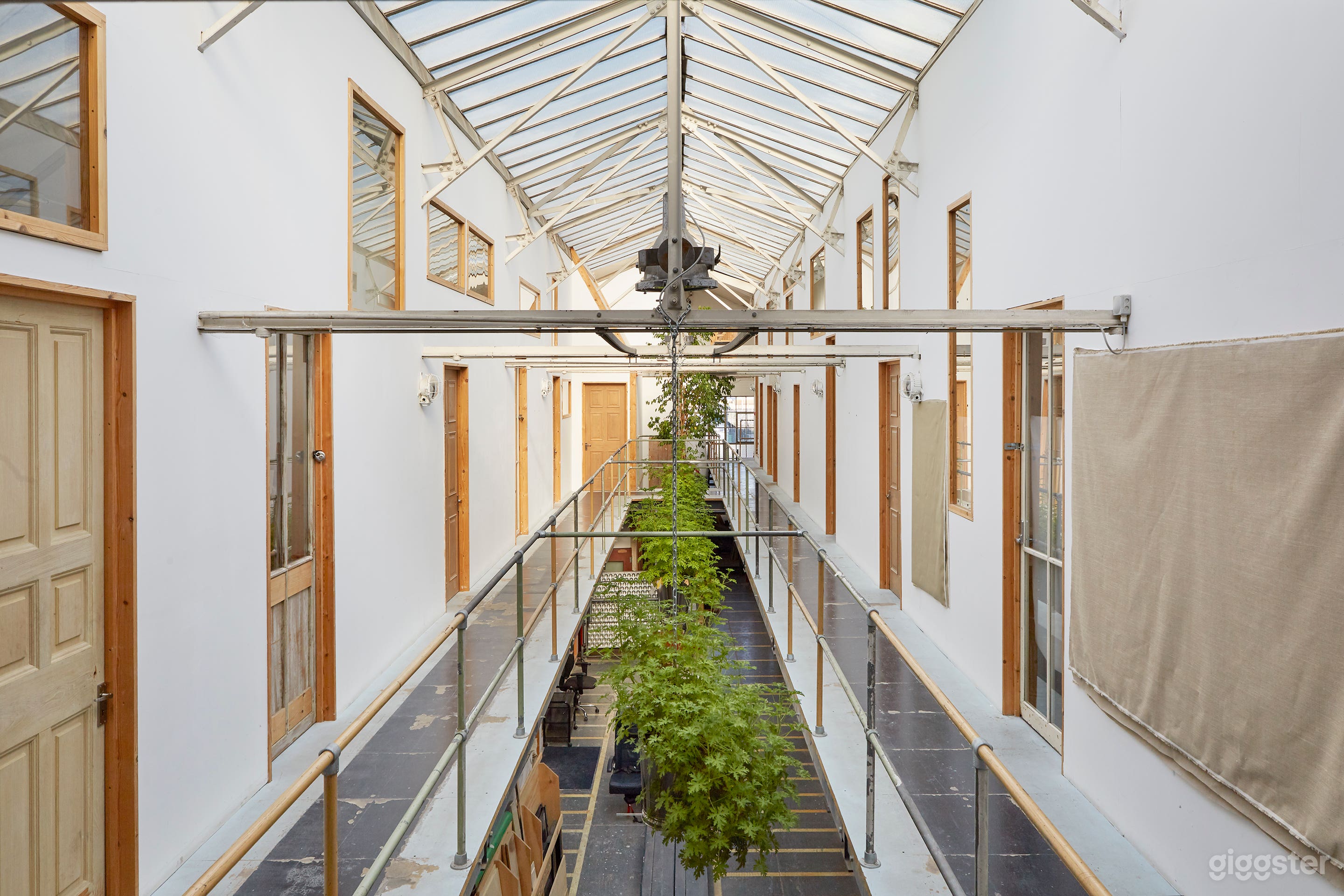 Spacious and Stylish Mezzanine in London Photo 4