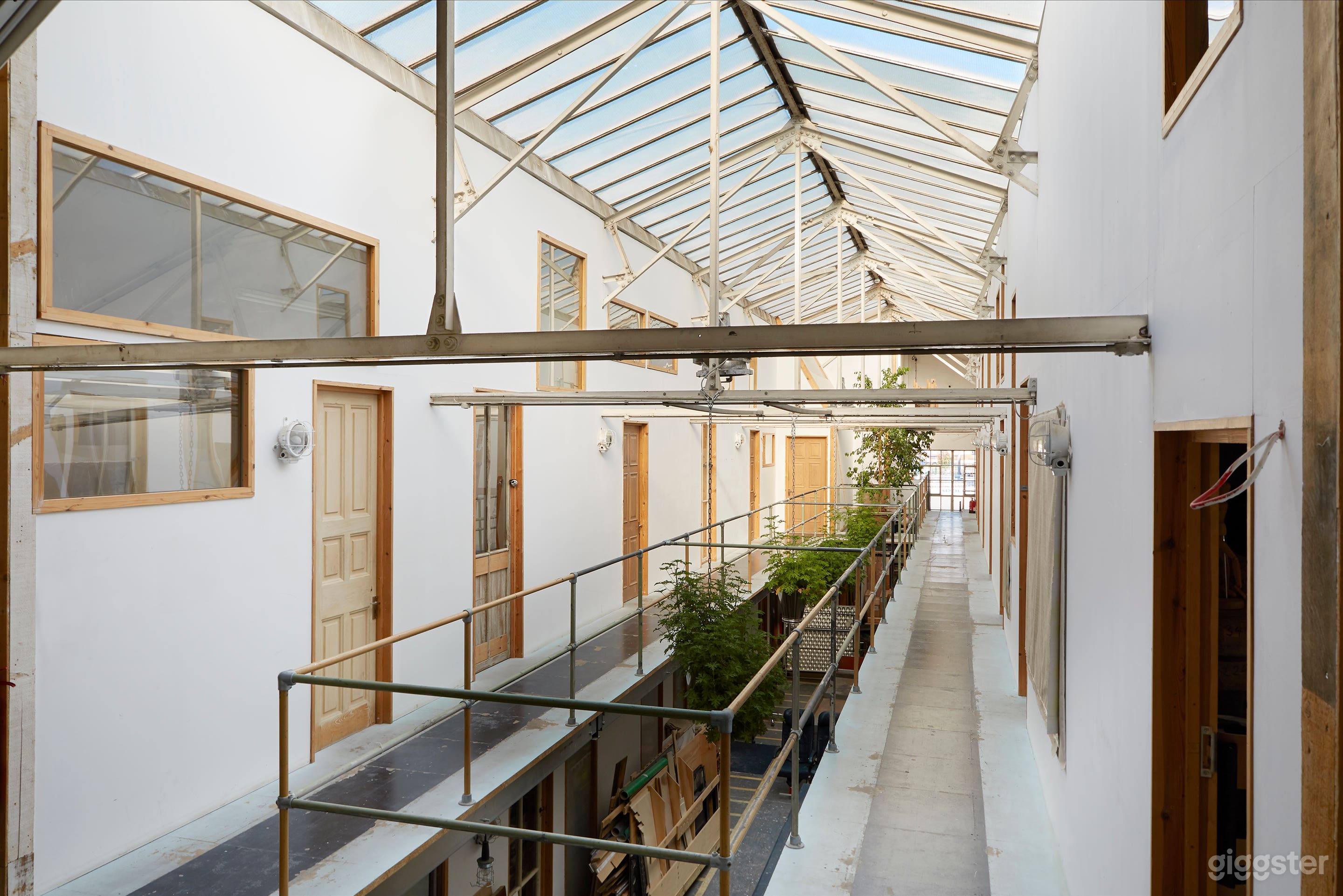 Spacious and Stylish Mezzanine in London Photo 3