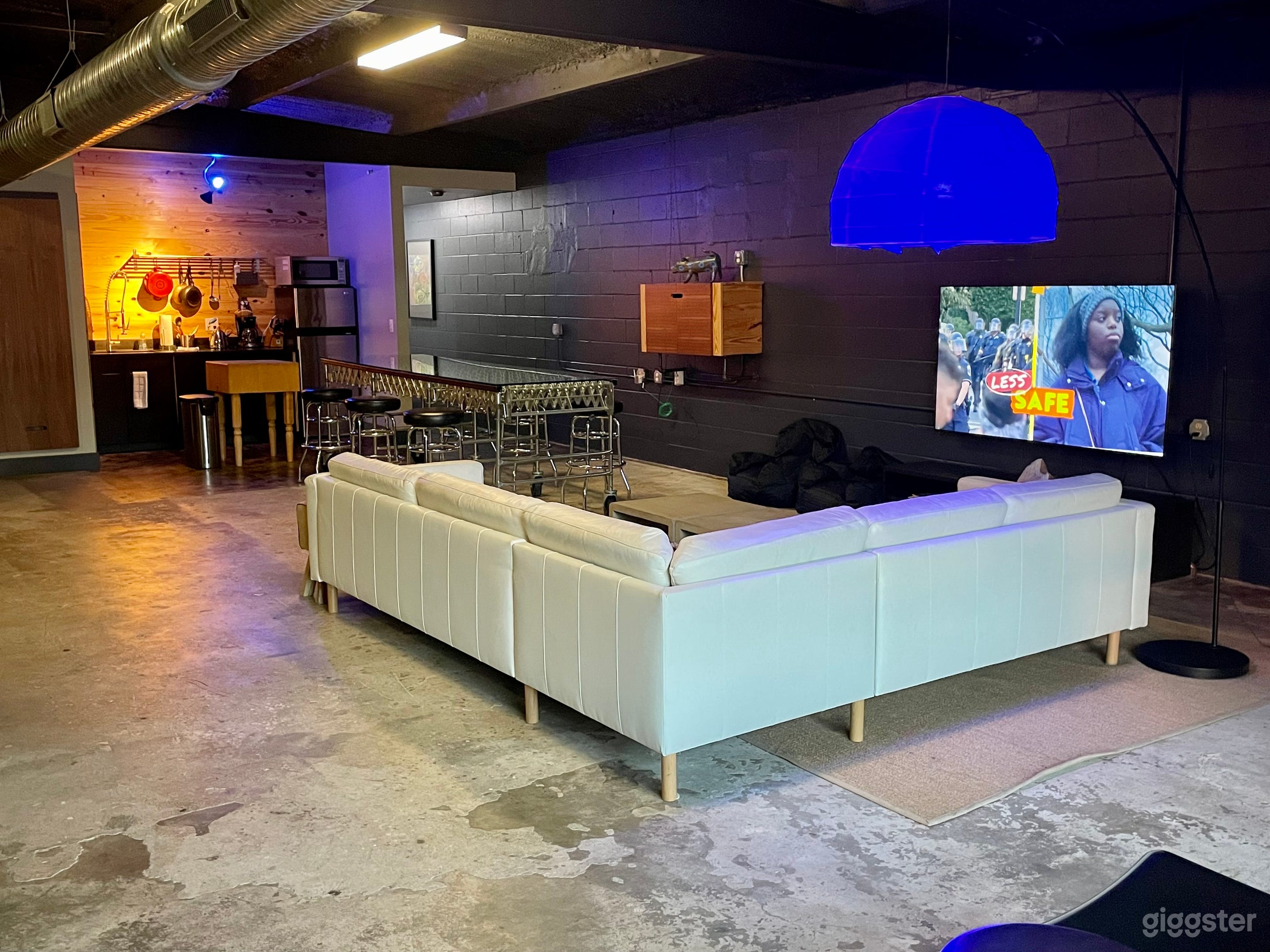 HANGAR LOFT + 722 Photo 2