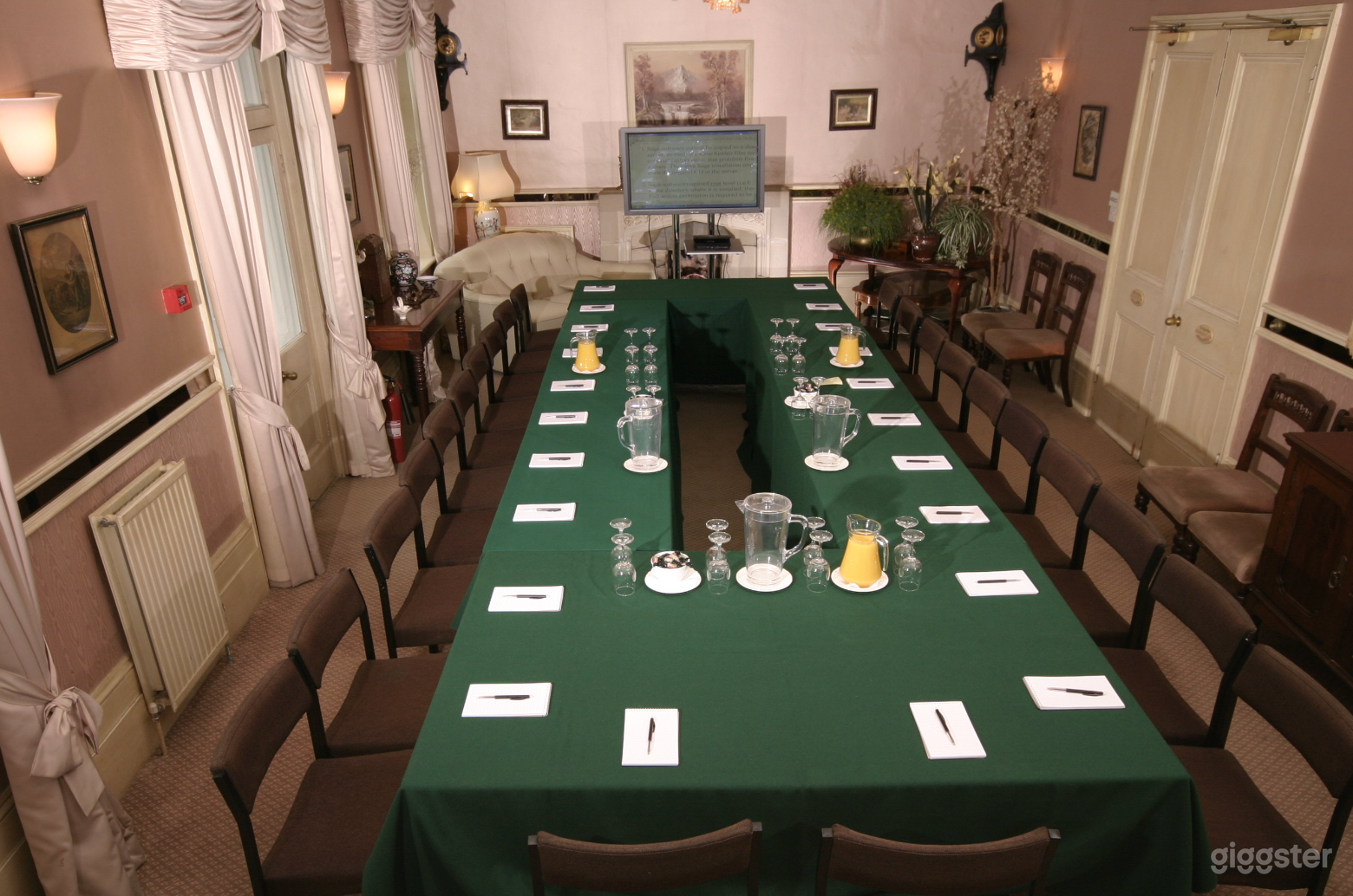 Conference Room Good for 20 Persons Photo 2