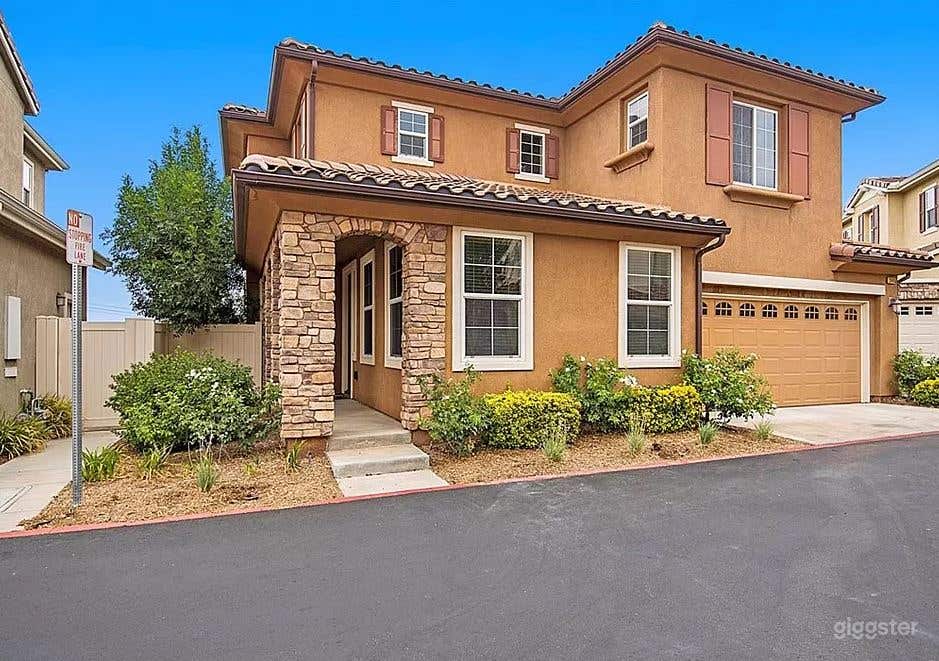 Stylish  House with a Large Backyard and a View Photo 1