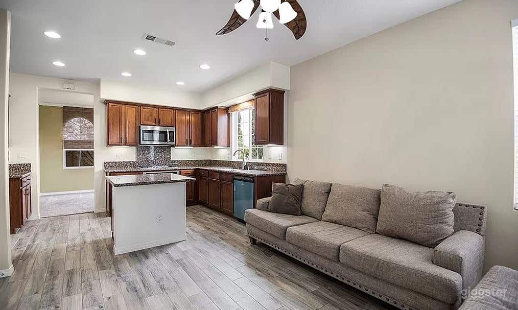 Stylish  House with a Large Backyard and a View Photo 4