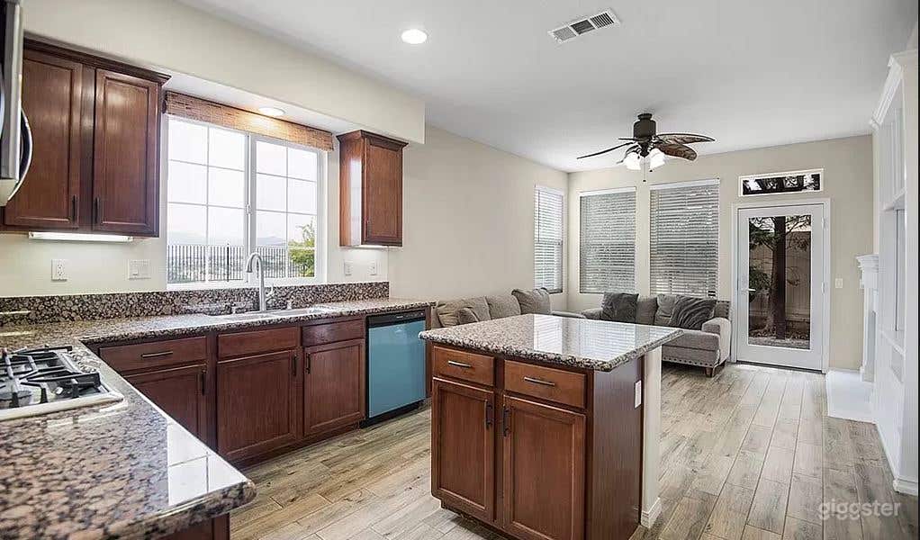 Stylish  House with a Large Backyard and a View Photo 3