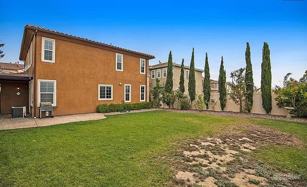 Stylish  House with a Large Backyard and a View Photo 2