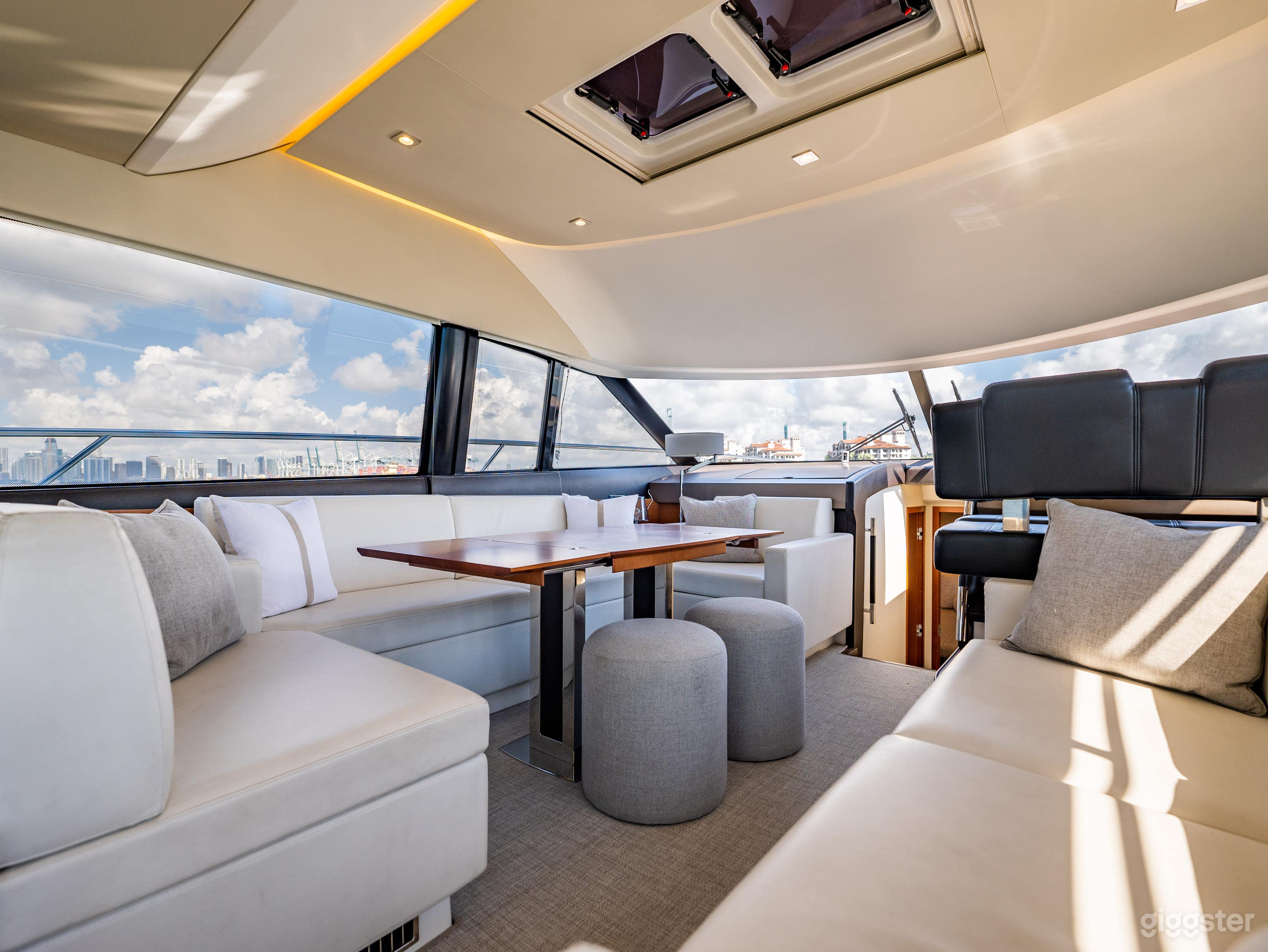 Luxury 50ft Yacht for Film, Photo &amp; Events Photo 4