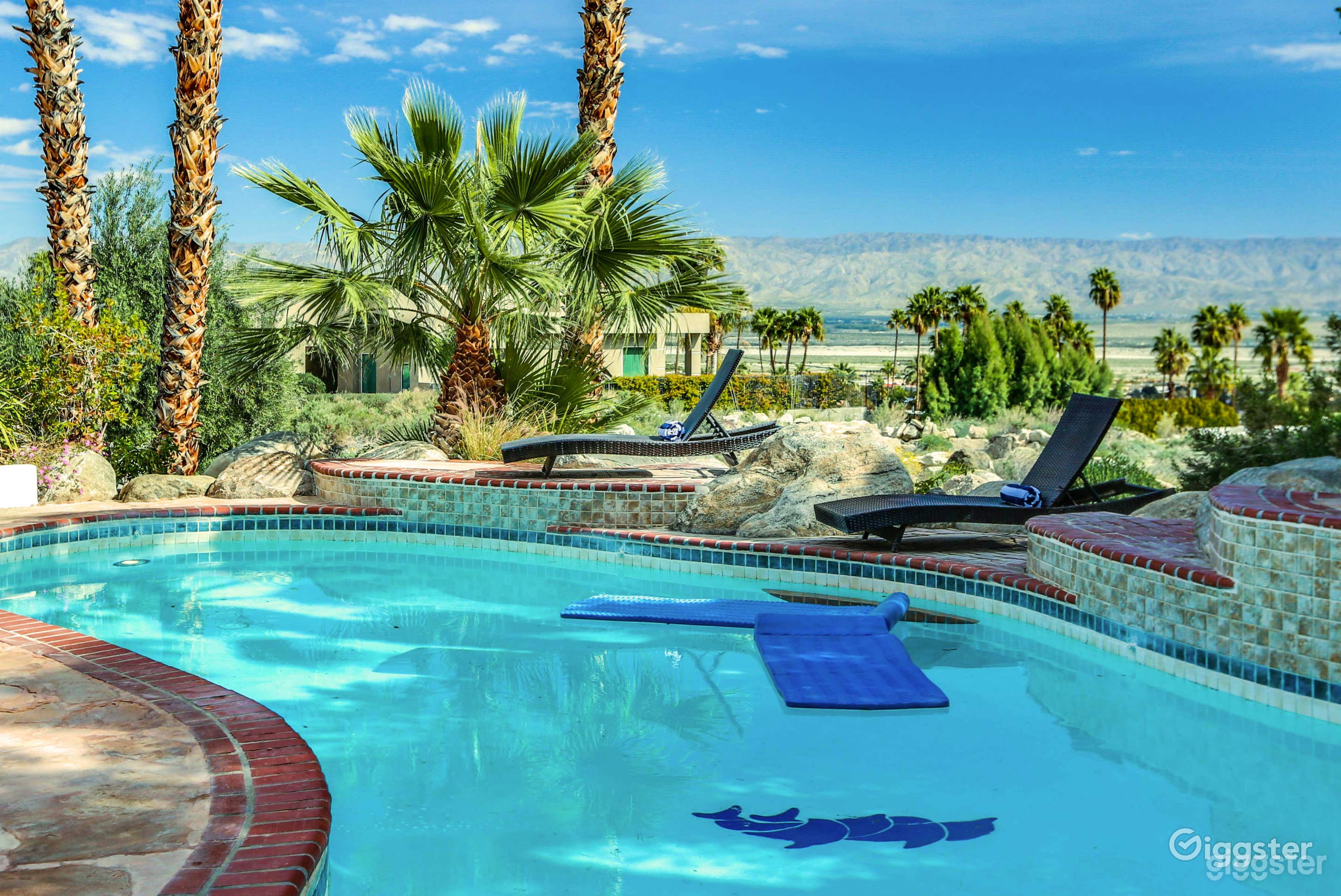 Prestigious Swimming Pool with Great View Photo 2