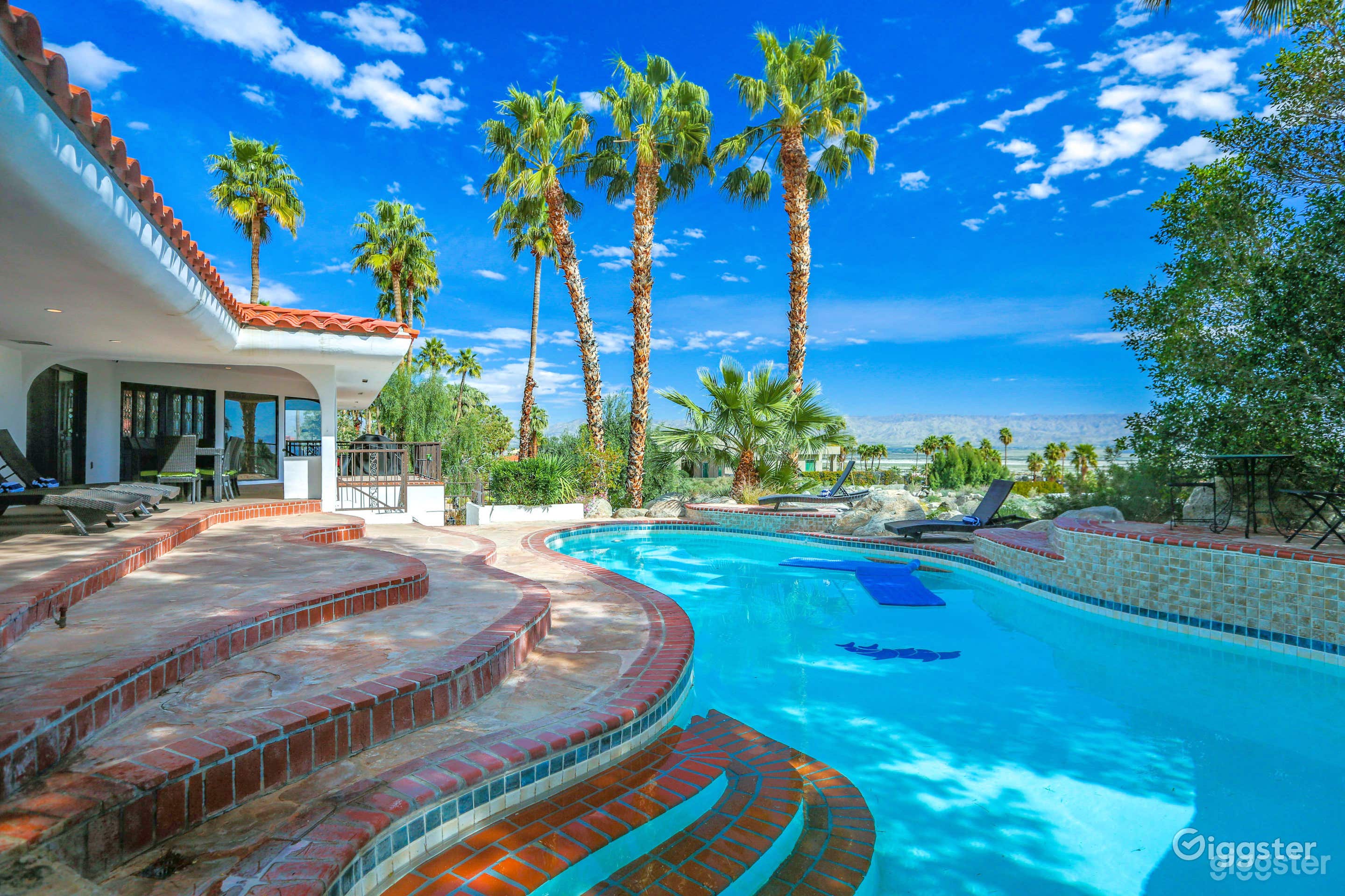 Prestigious Swimming Pool with Great View Photo 1