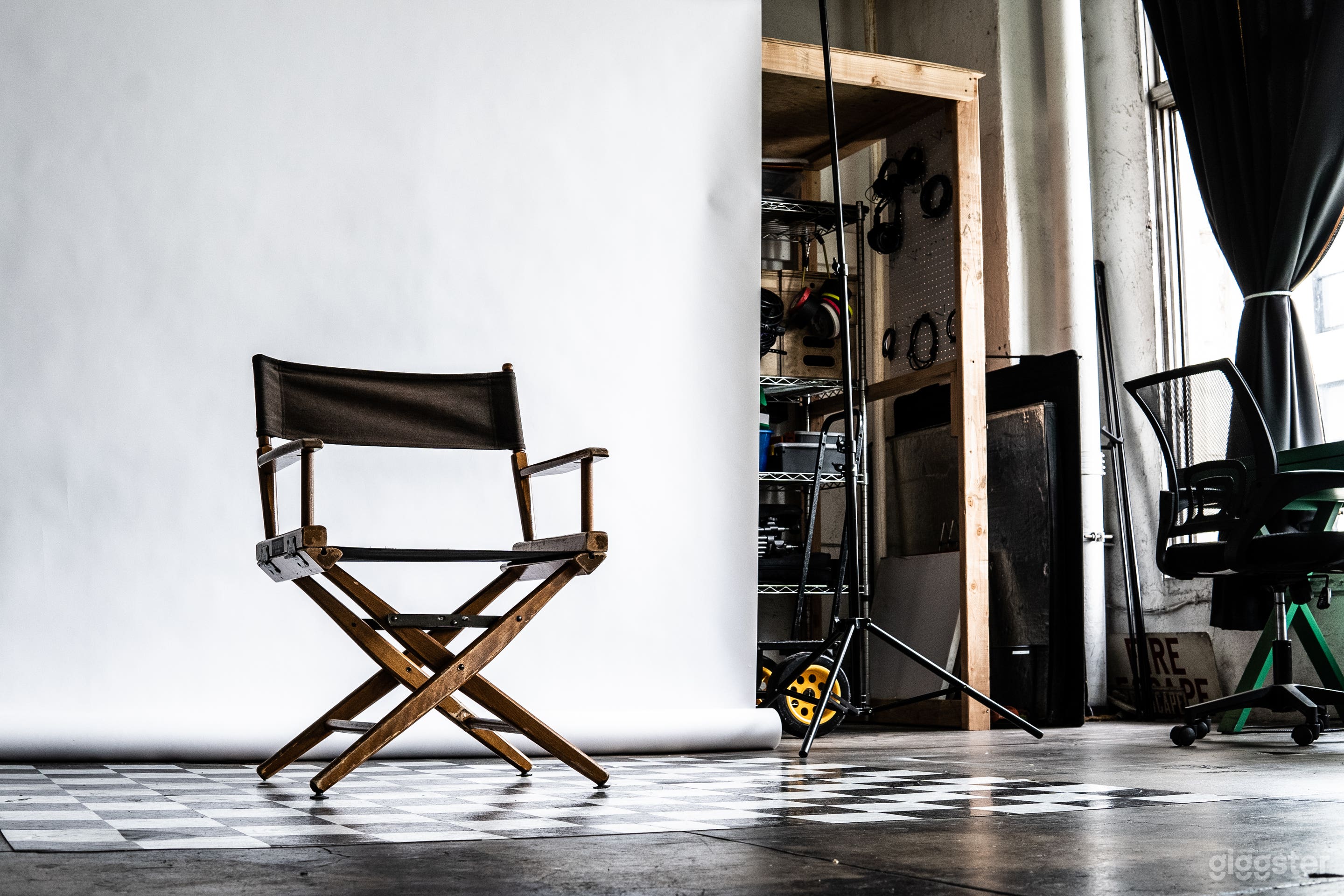 Downtown Photo Studio with West-Facing Windows Photo 1