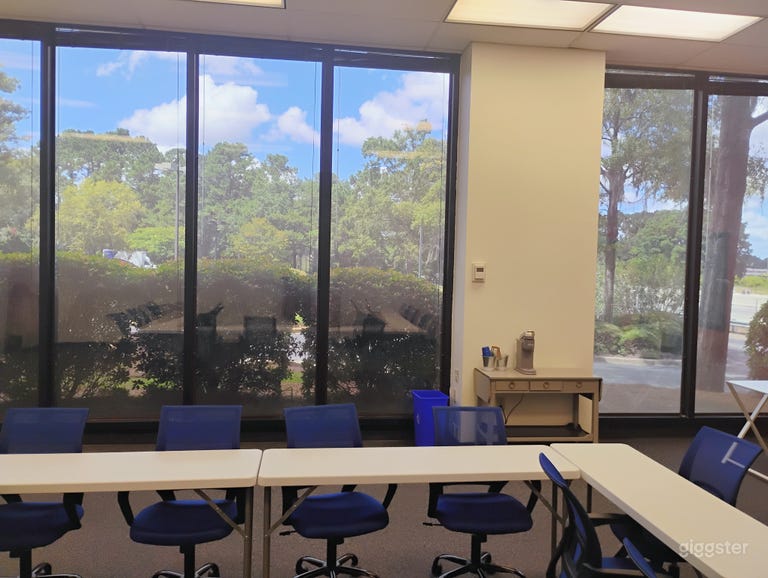  Espacio de Reuniones Renovado y Luminoso 