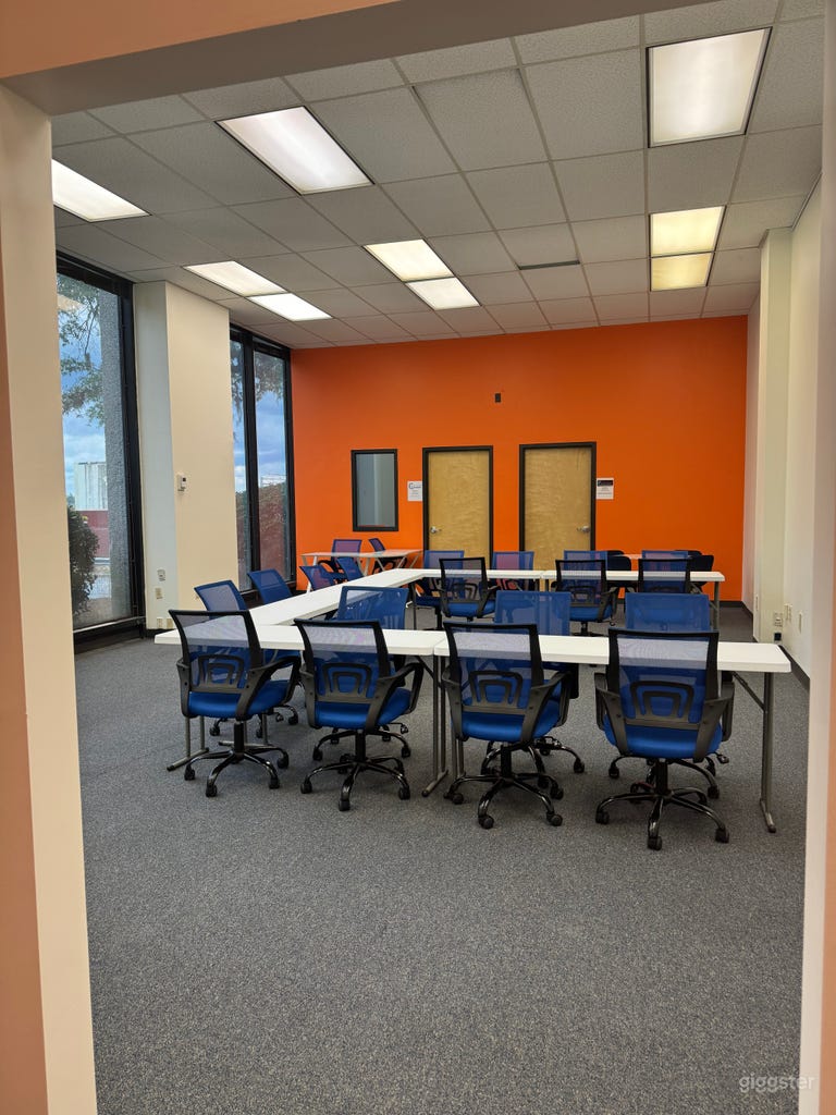  Espacio de Reuniones Renovado y Luminoso 
