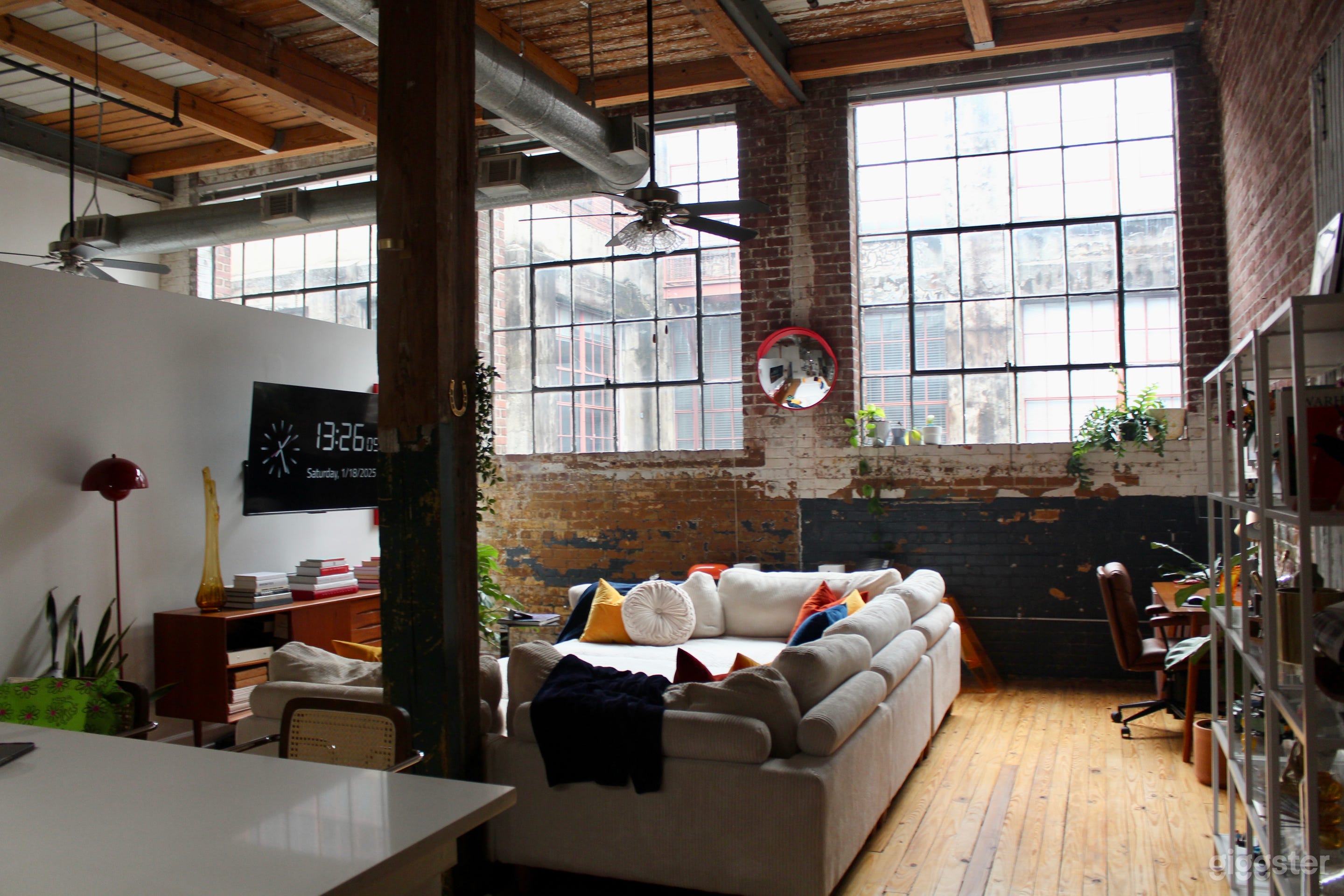 Bright Mid-Century Loft Perfect for Photoshoots Photo 2