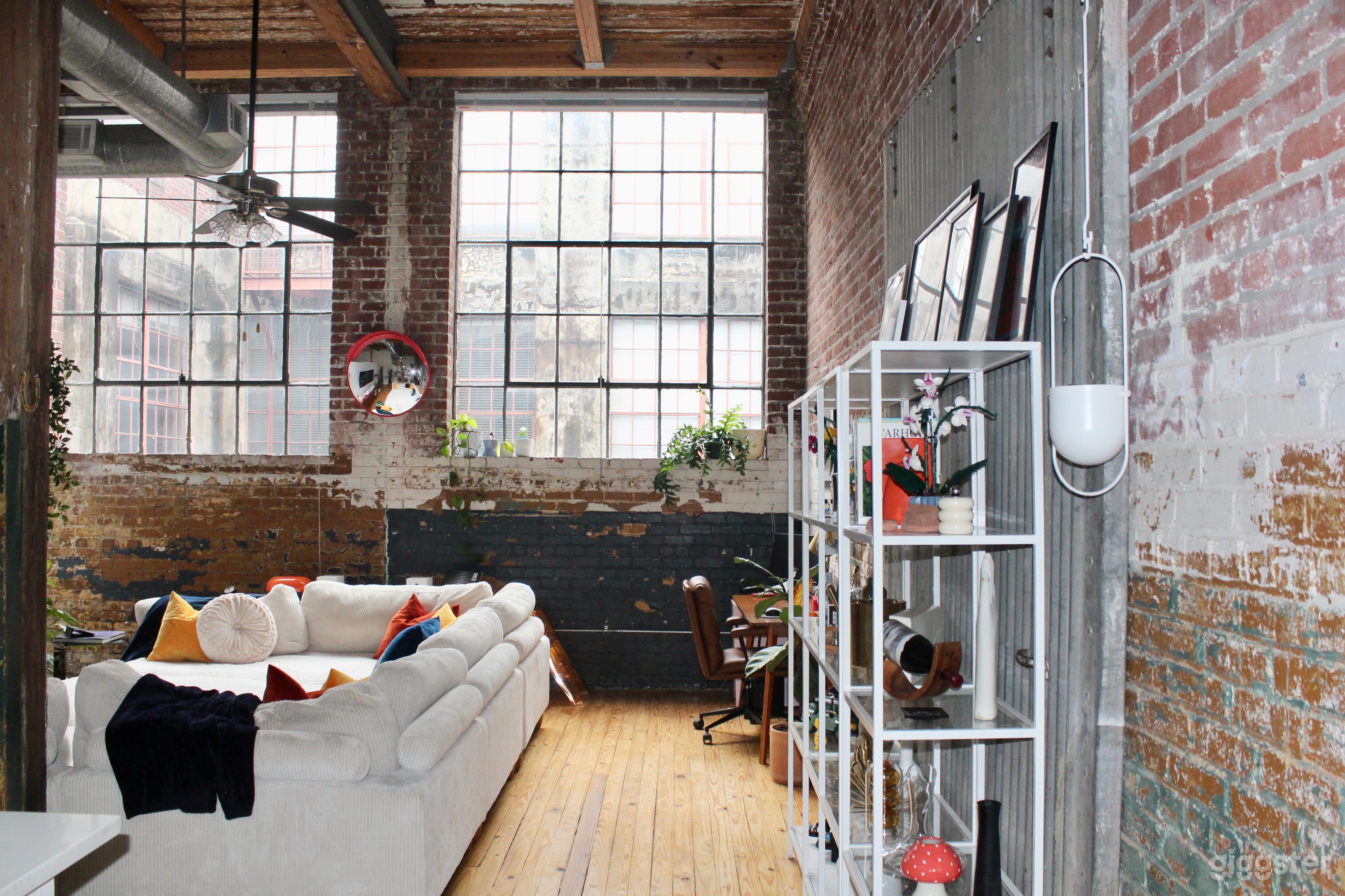 Bright Mid-Century Loft Perfect for Photoshoots Photo 3