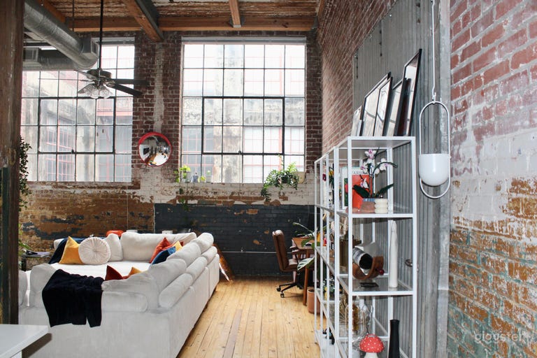  Bright Mid-Century Loft Perfect for Photoshoots 