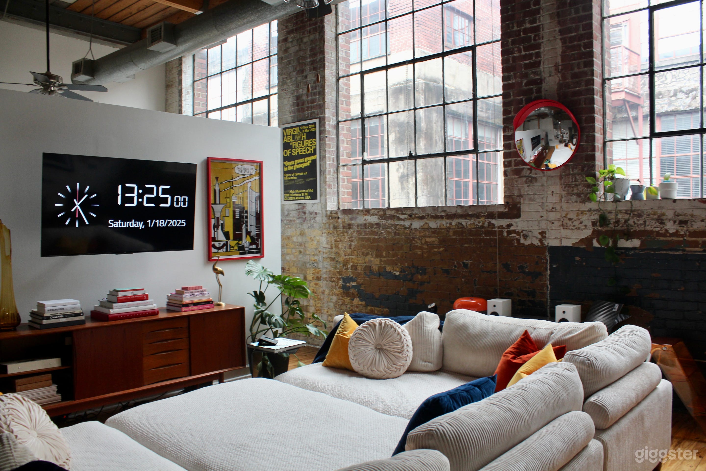 Bright Mid-Century Loft Perfect for Photoshoots Photo 4