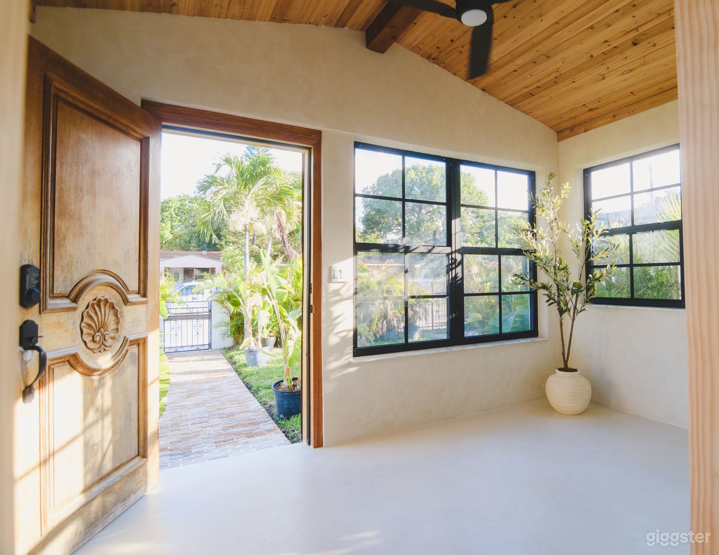 A sun-drenched home with lime-wash walls & vaulted ceilings. Photo 3