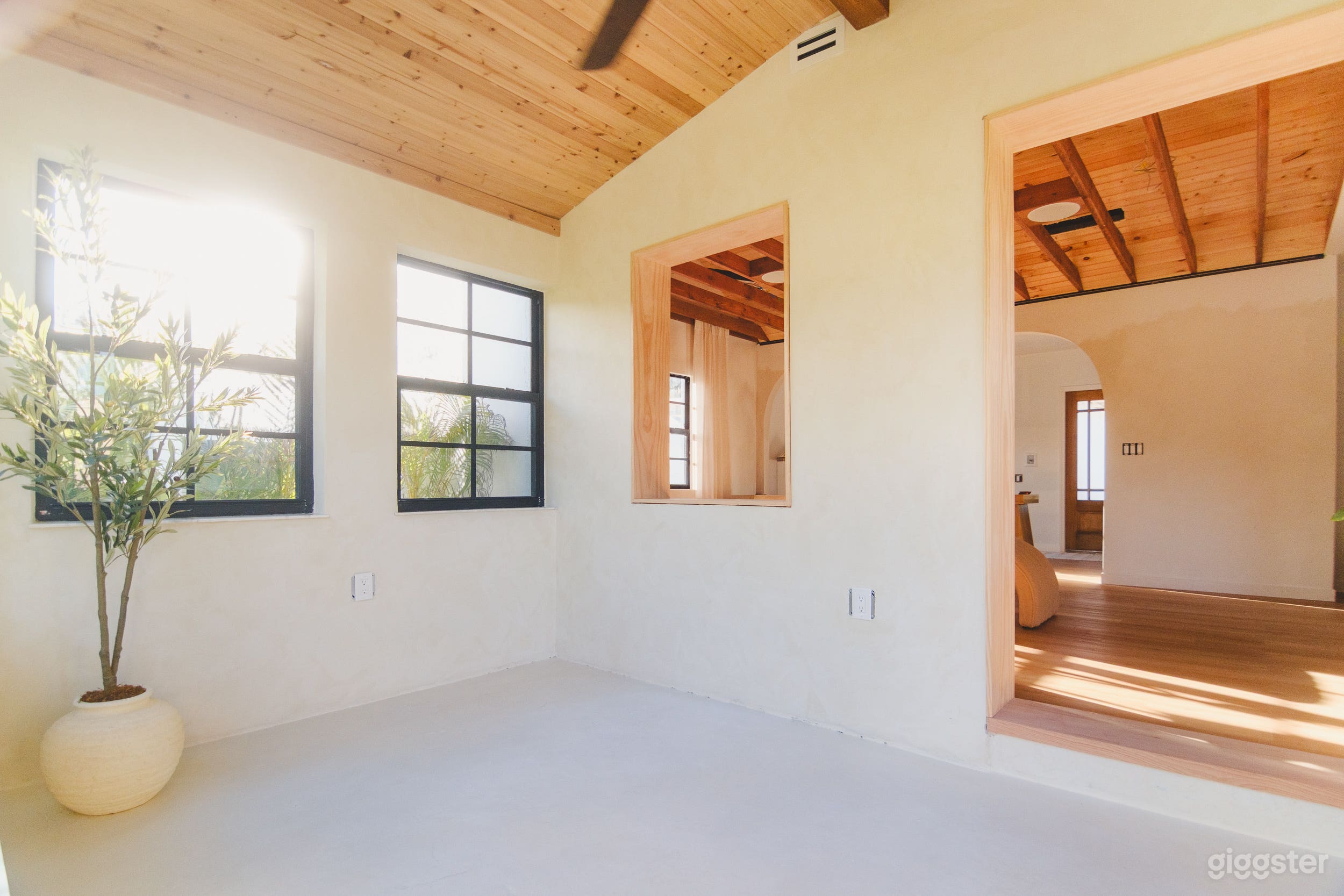 A sun-drenched home with lime-wash walls & vaulted ceilings. Photo 4