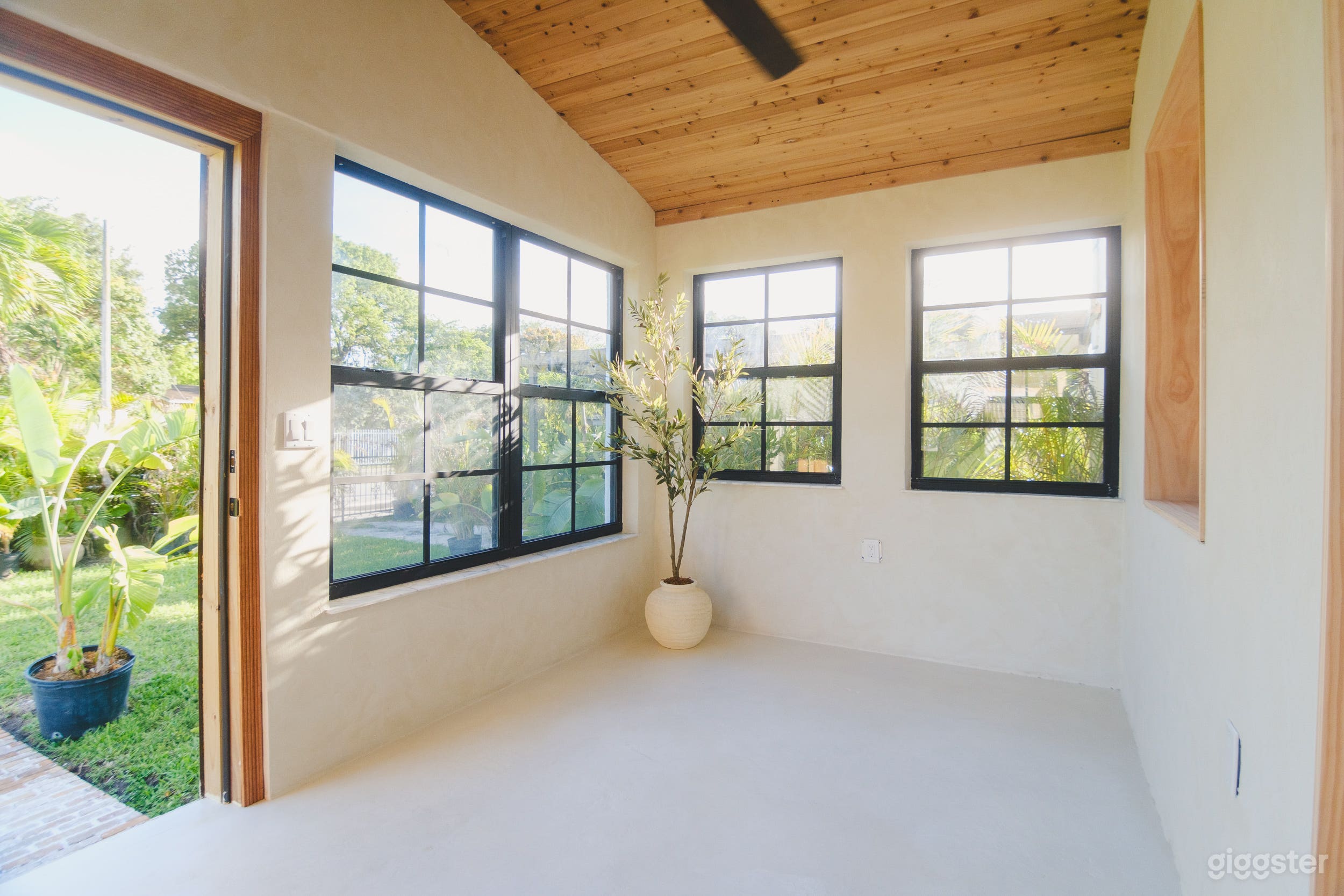 A sun-drenched home with lime-wash walls & vaulted ceilings. Photo 2