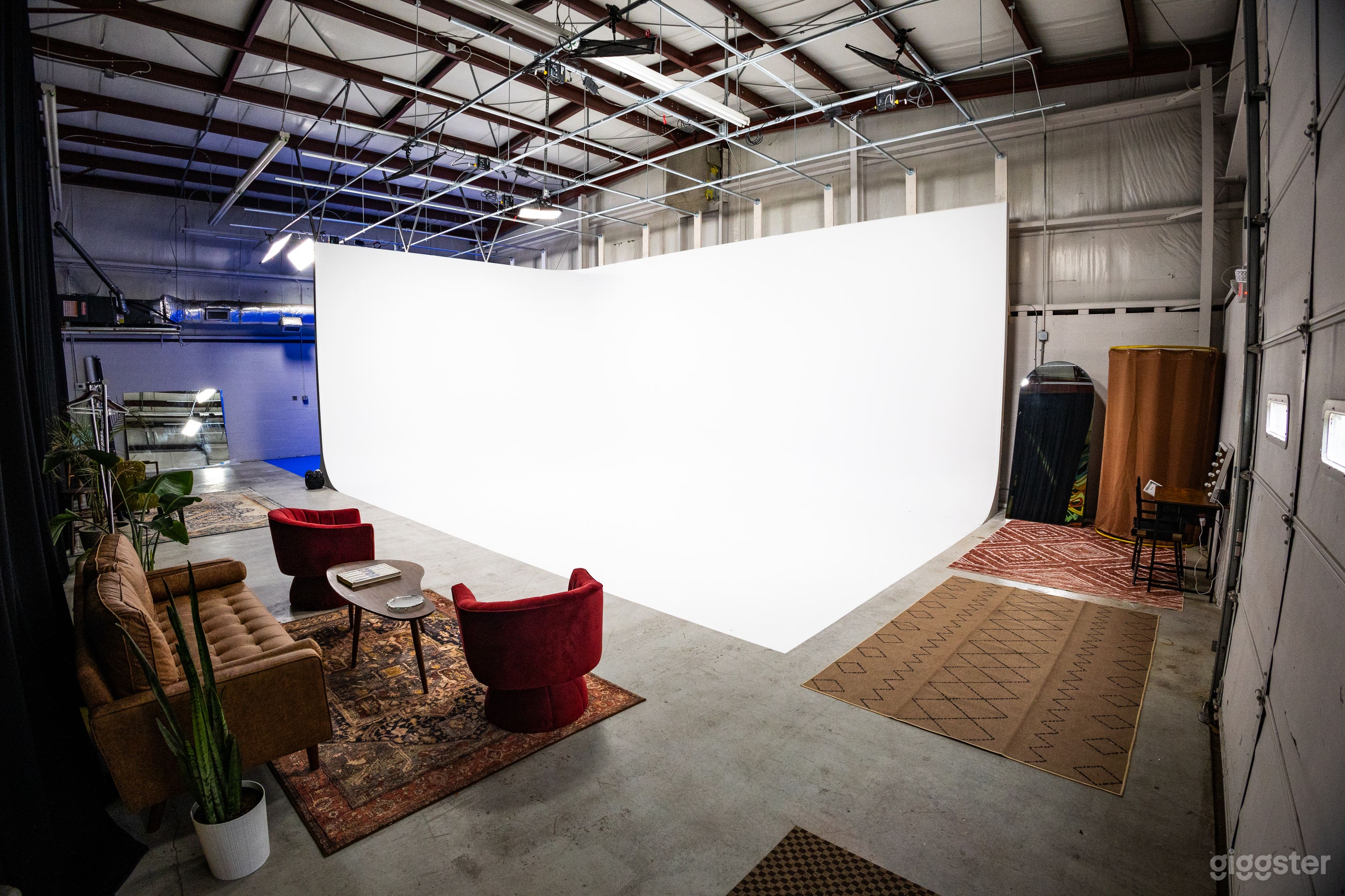 Downtown Photo &amp; Video Studio- 27x18 Cyc Wall Photo 1