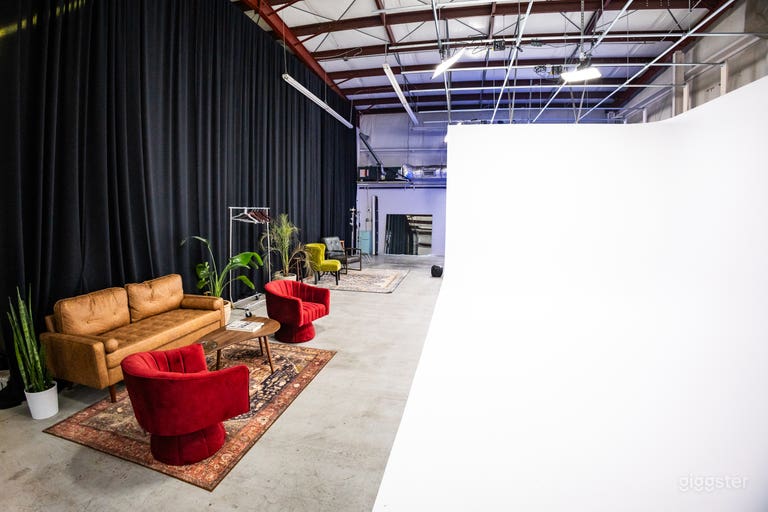  Downtown Photo & Video Studio- 27x18 Cyc Wall 