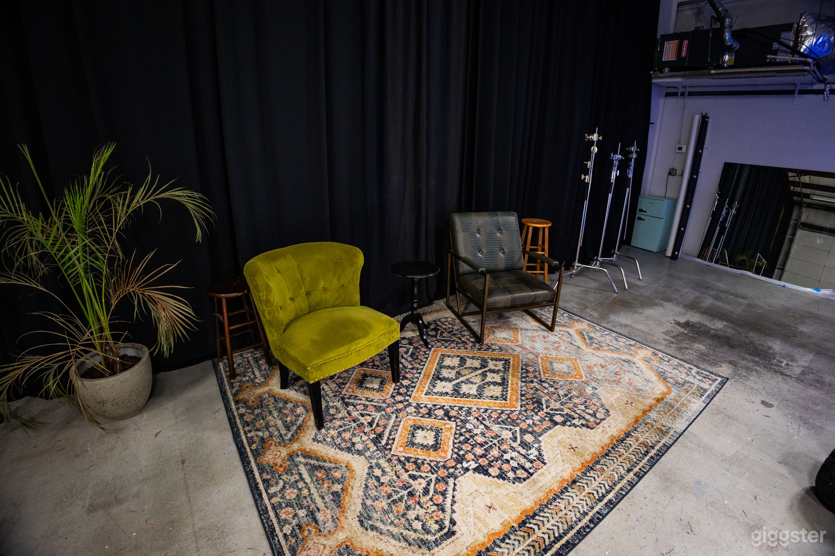 Downtown Photo &amp; Video Studio- 27x18 Cyc Wall Photo 4