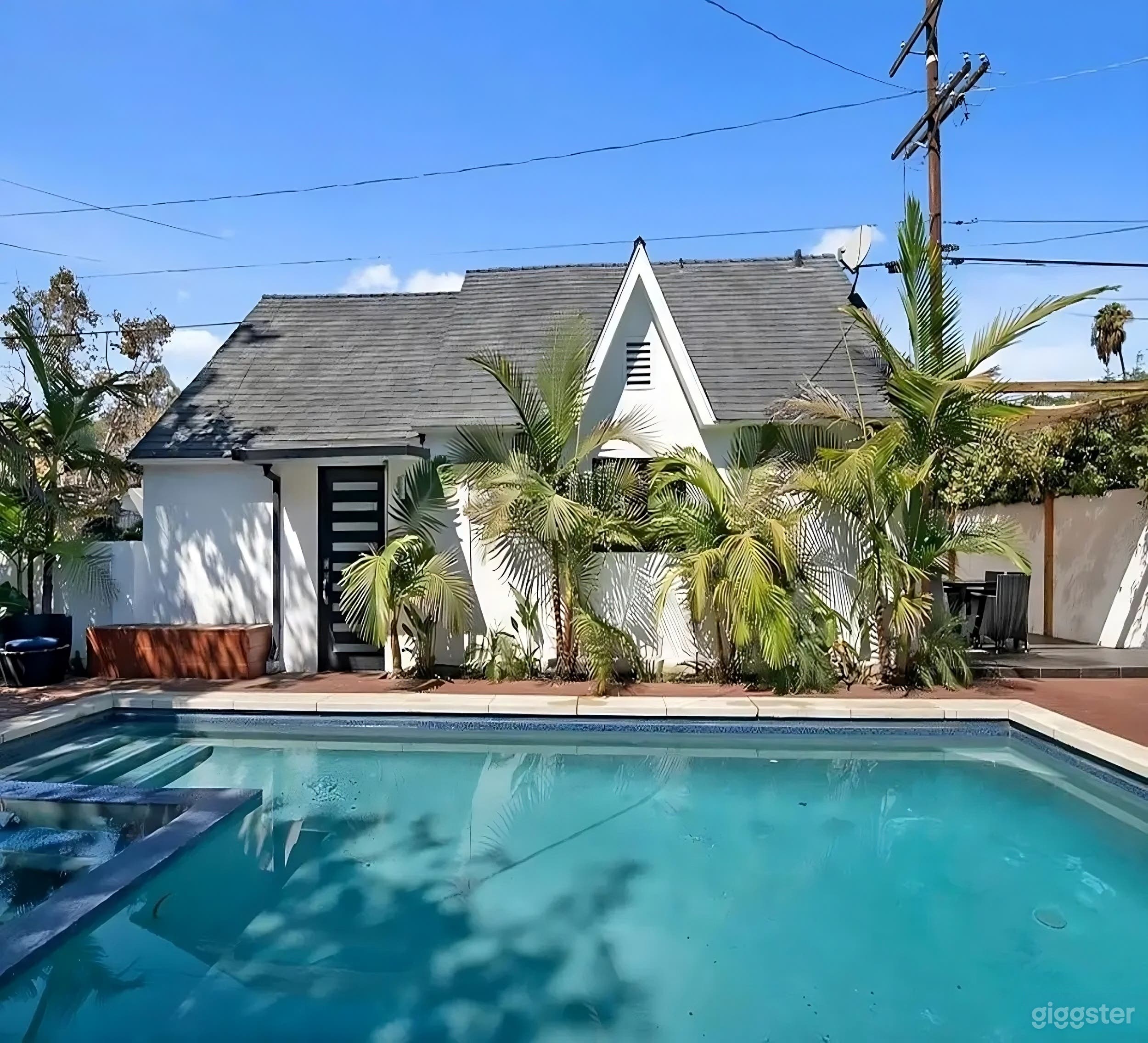 MOODY MODERN POOL Photo 2