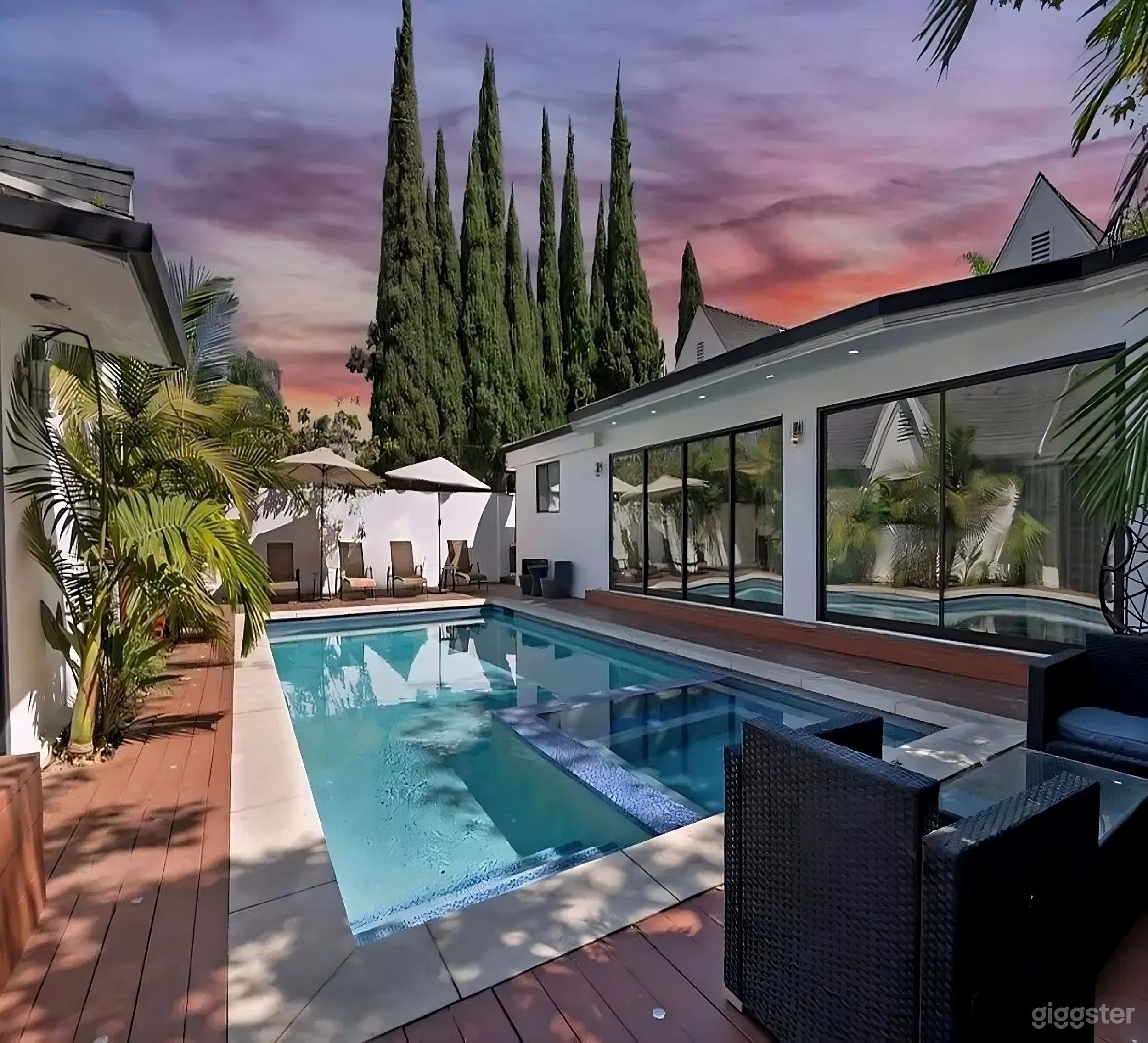 MOODY MODERN POOL Photo 4