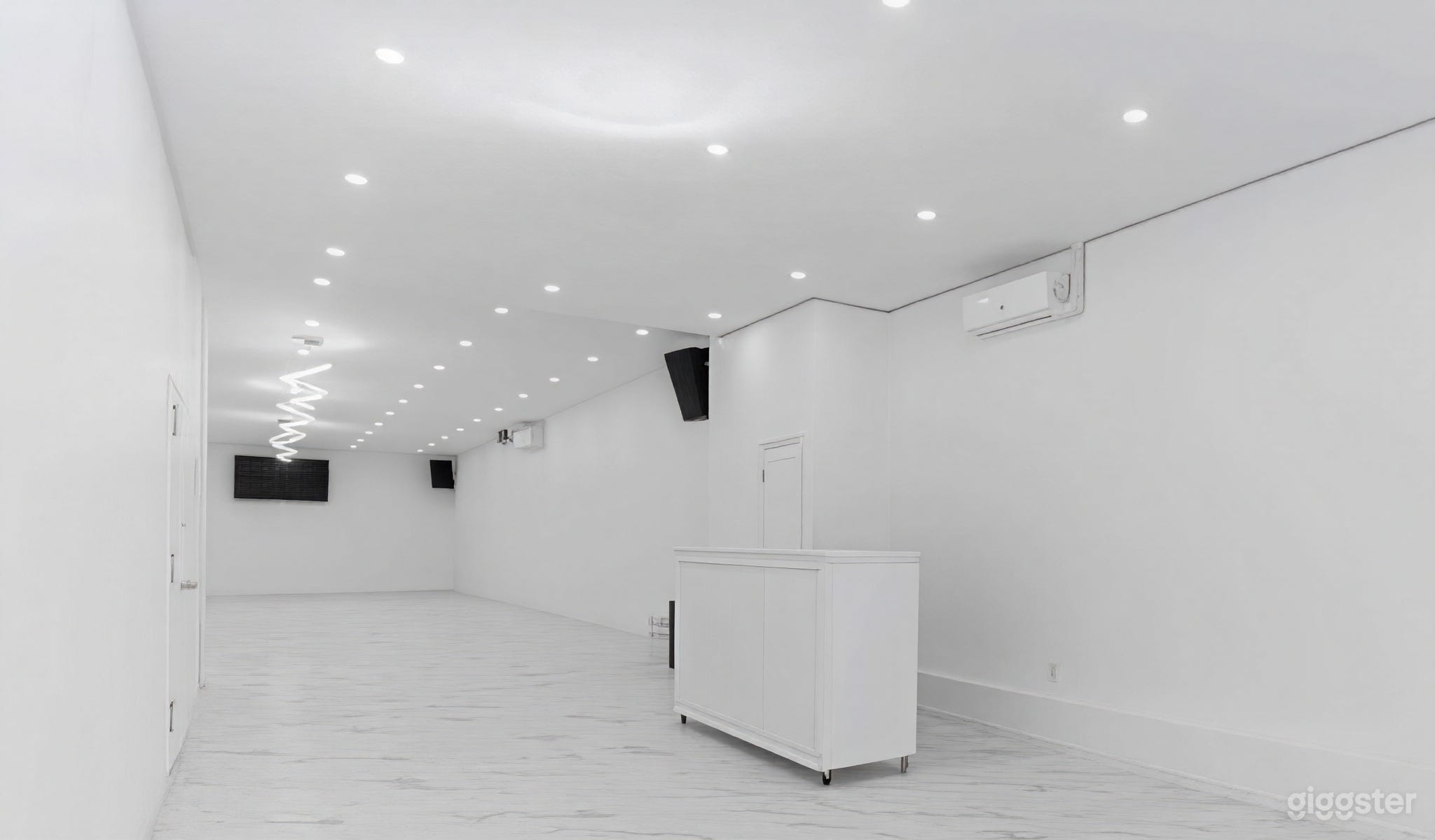 LOFT LINE VENUE CAPTIVATING & LUMINOUS Photo 3