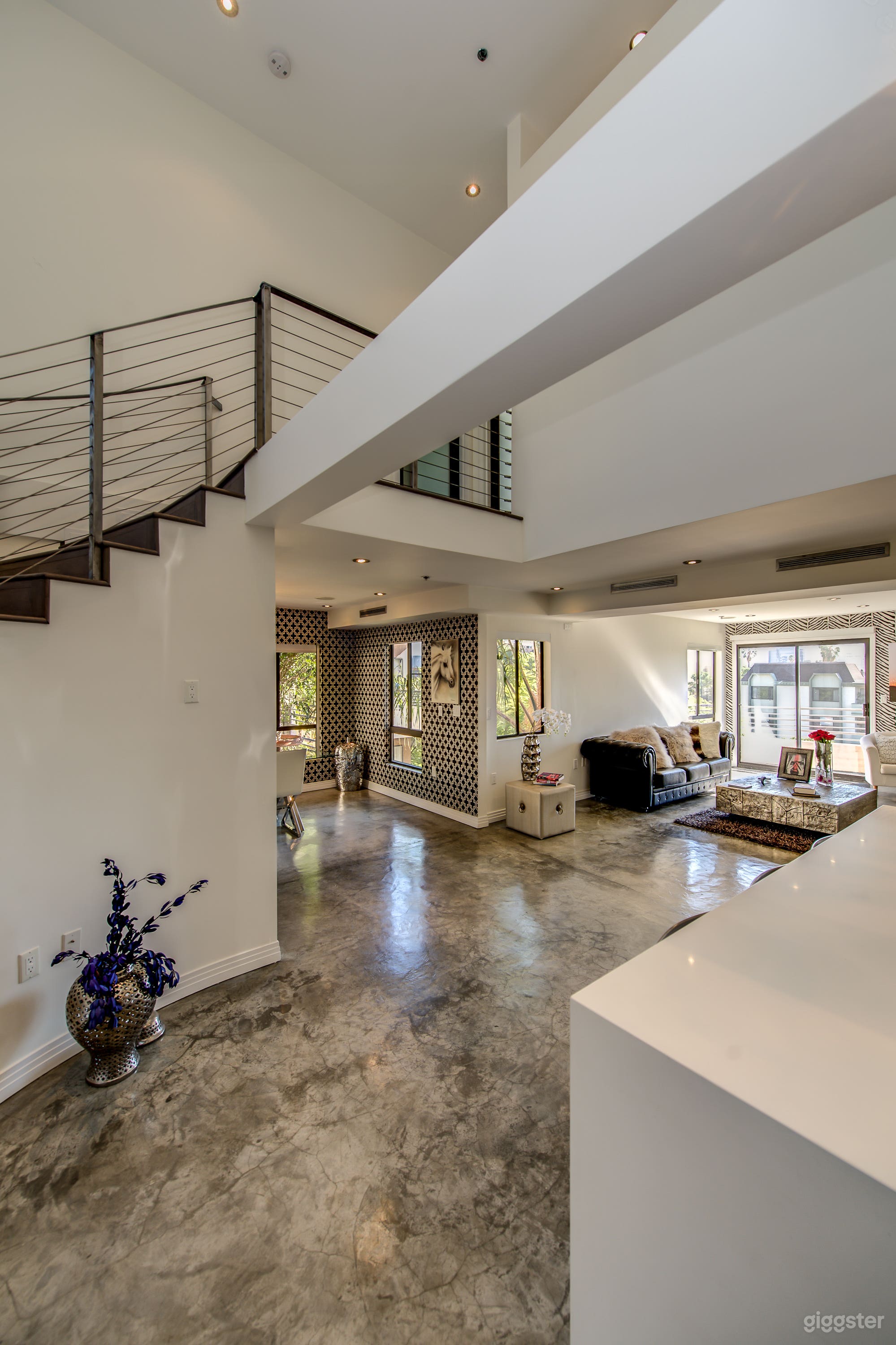 Jetsetting Beverly Hills Penthouse Photo 3