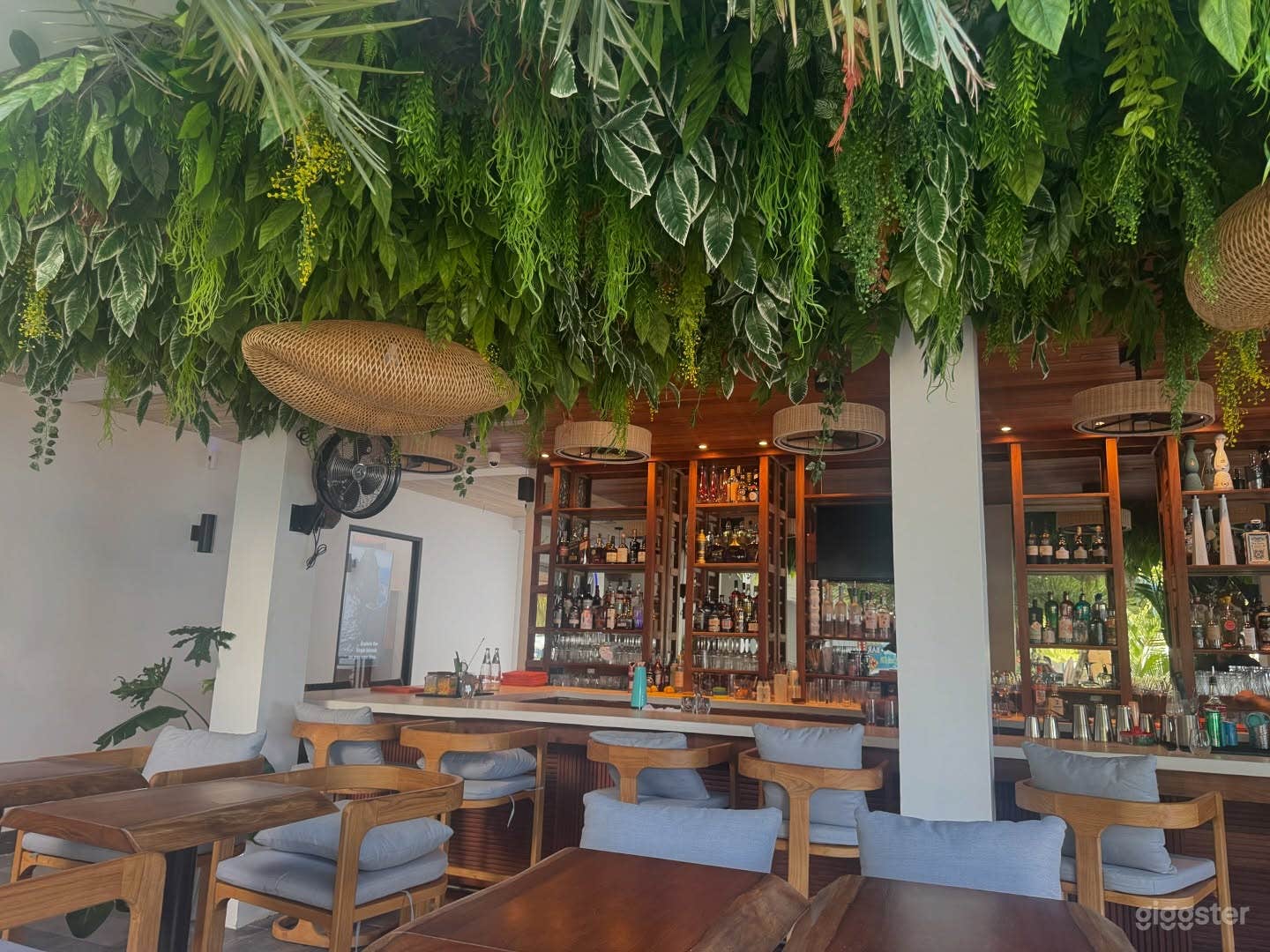 Exquisite Indoor Dining Area Photo 2