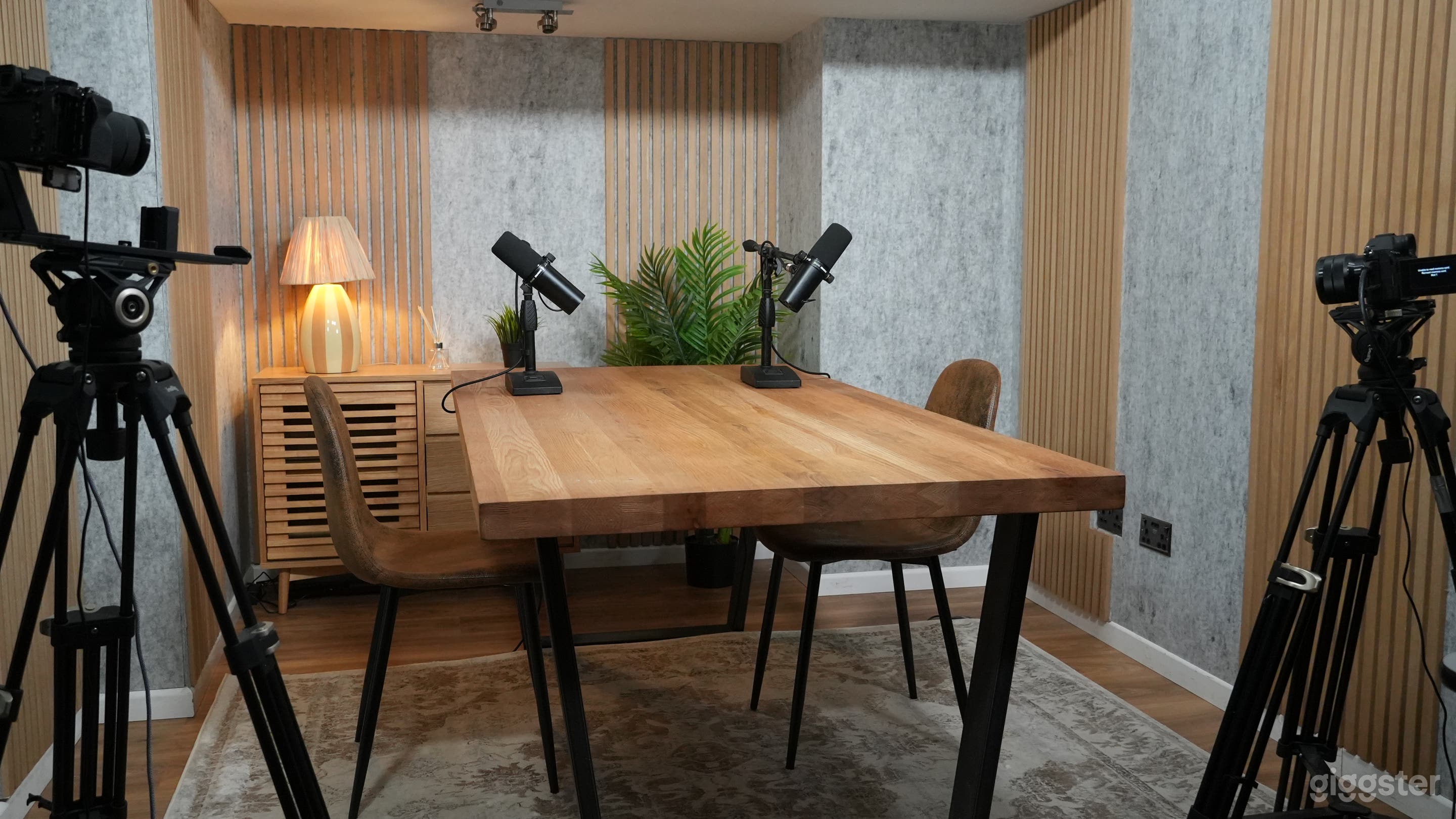 Desk Setup - Up to 4 Guests