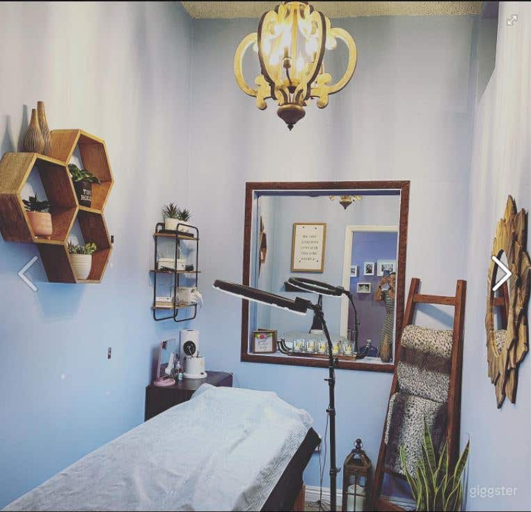 Relaxing and Cozy Brow Studio Photo 3